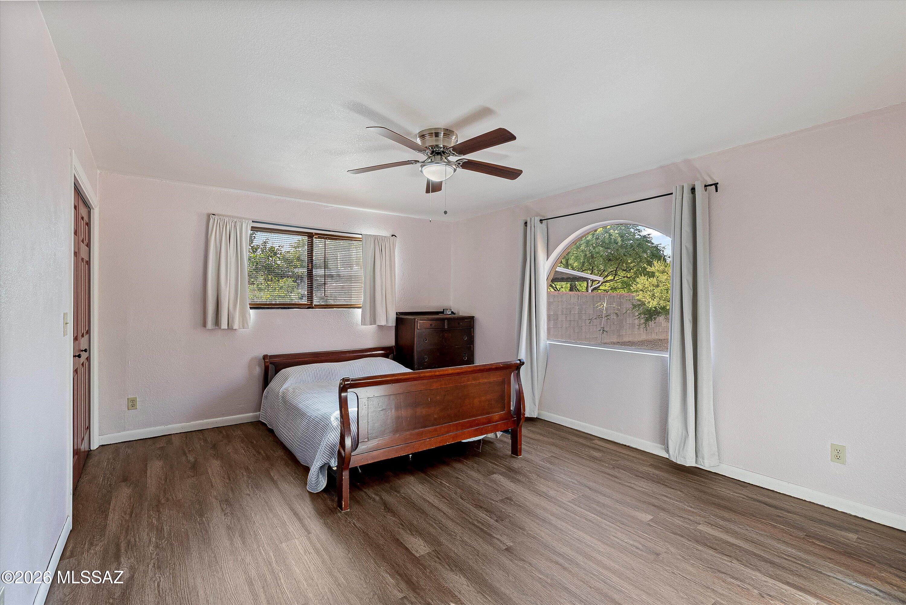 4950 E Hawthorne Street