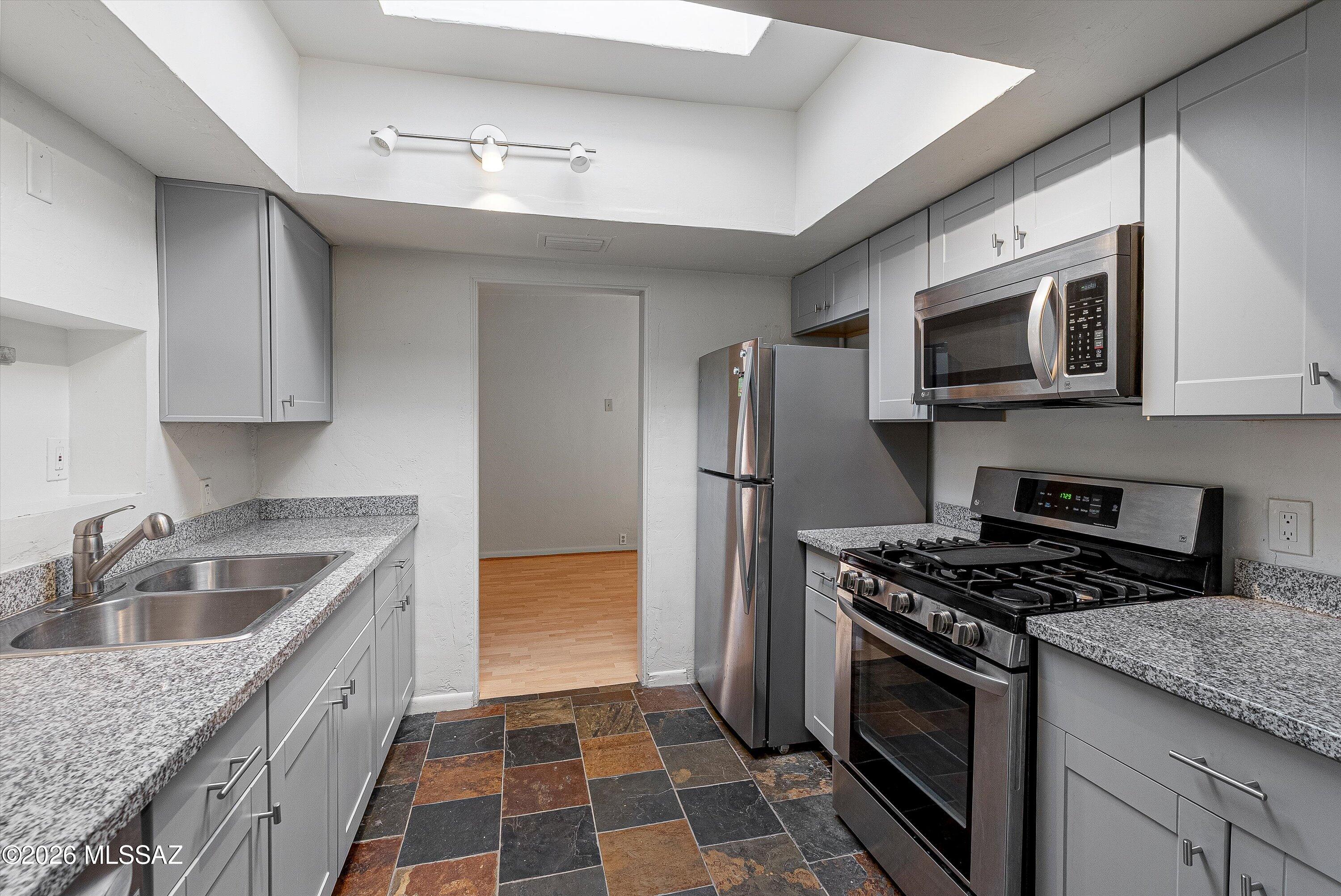 4950 E Hawthorne Street