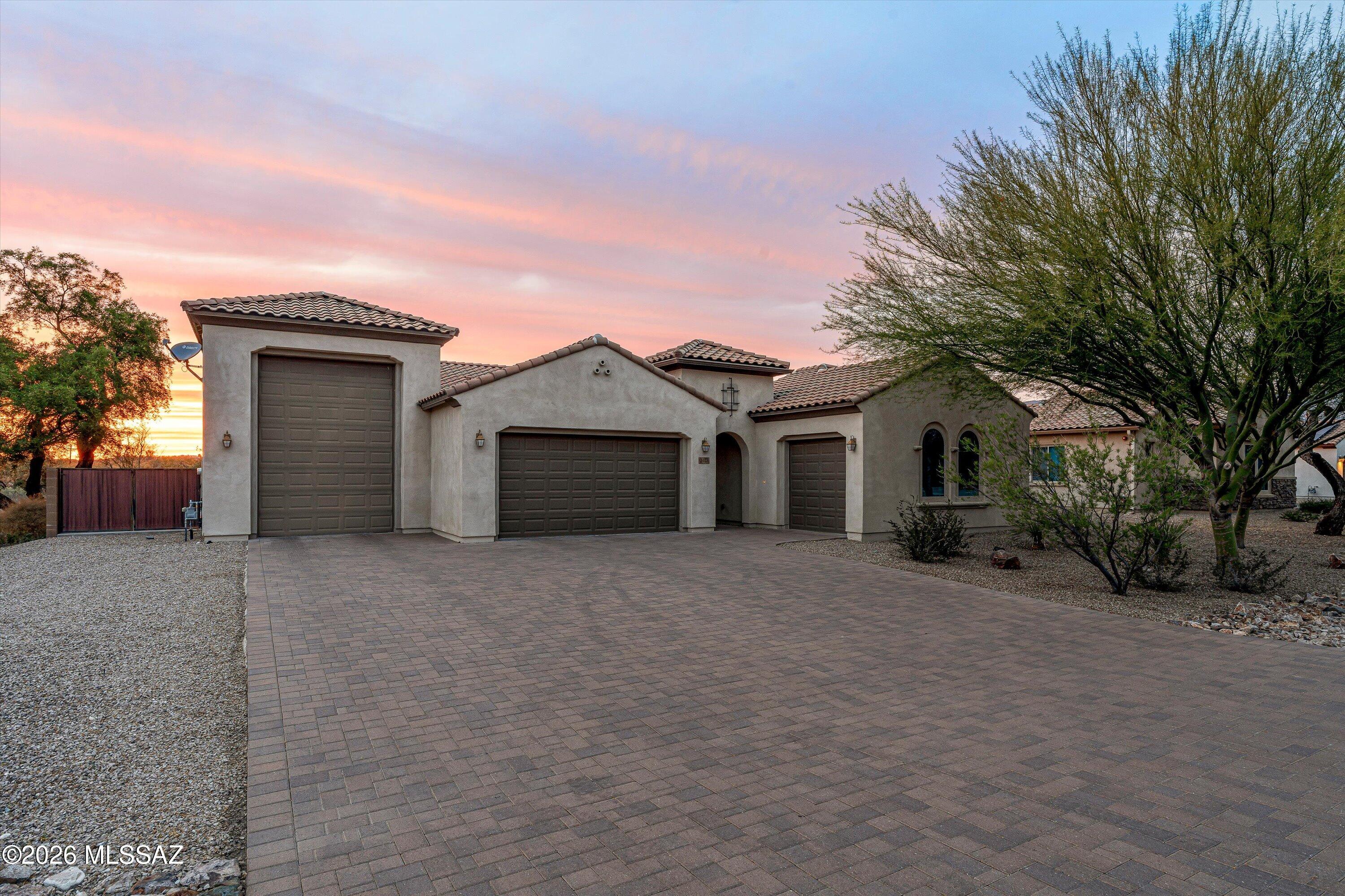 2447 N Wychwood Court