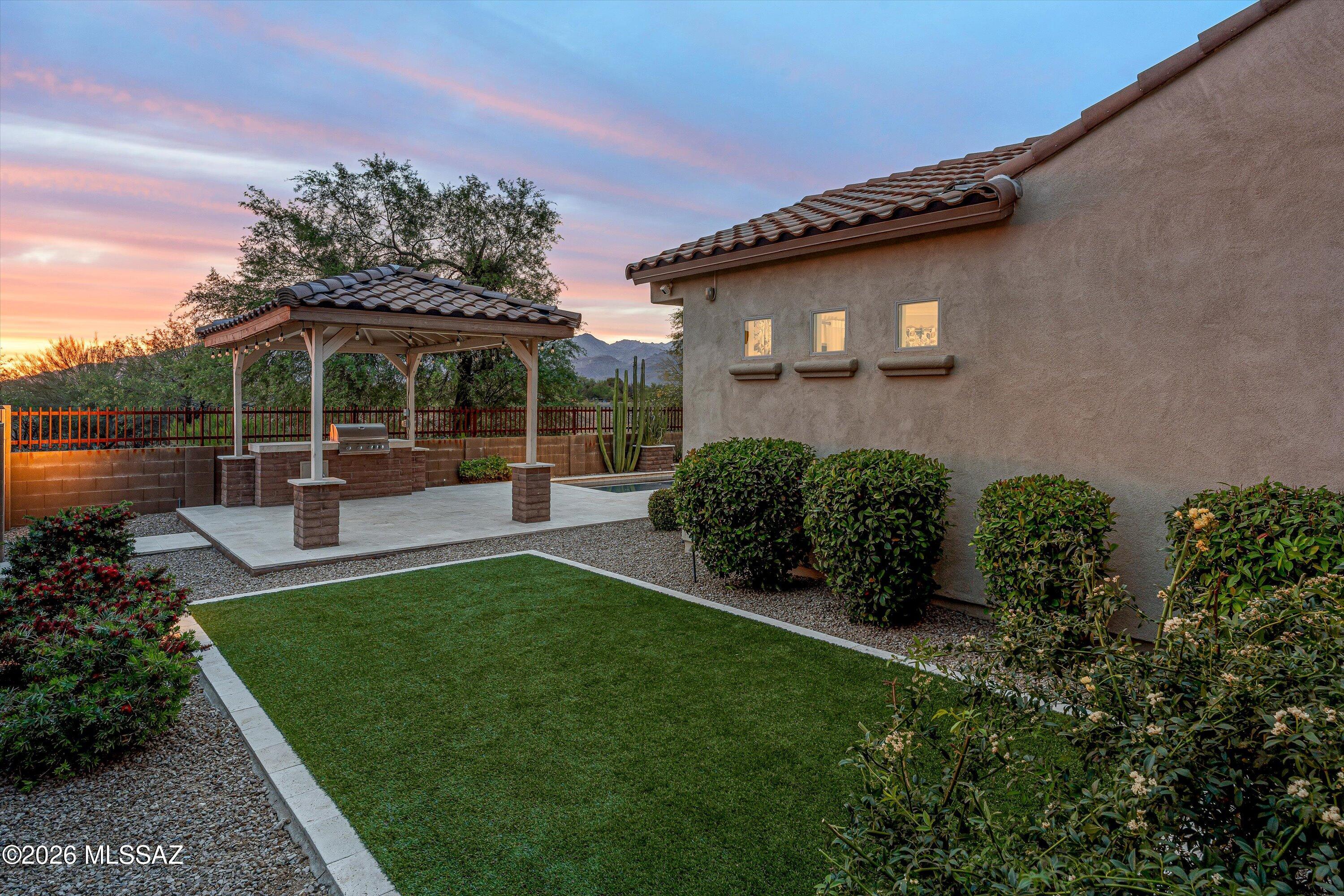 2447 N Wychwood Court