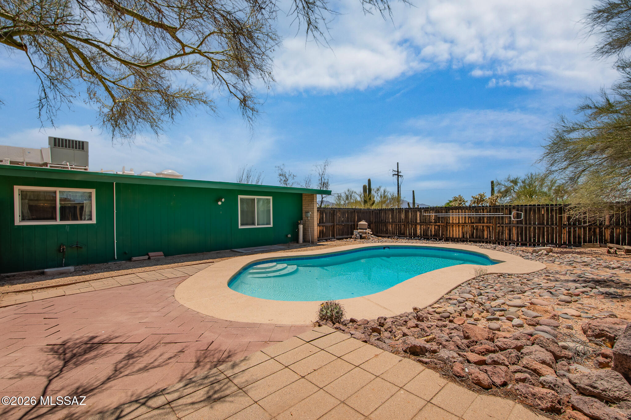 2840 W Maximilian Place