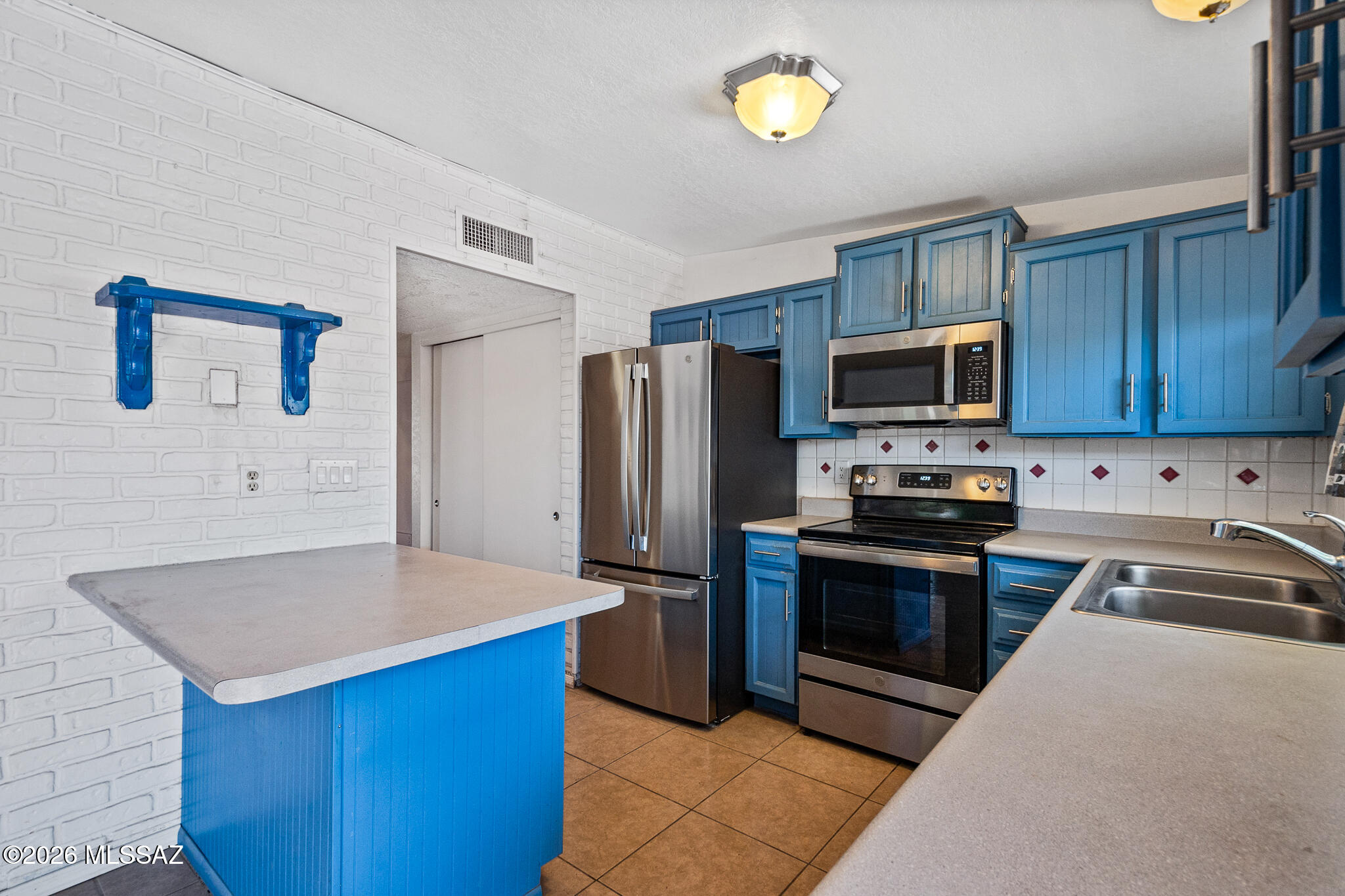 2840 W Maximilian Place