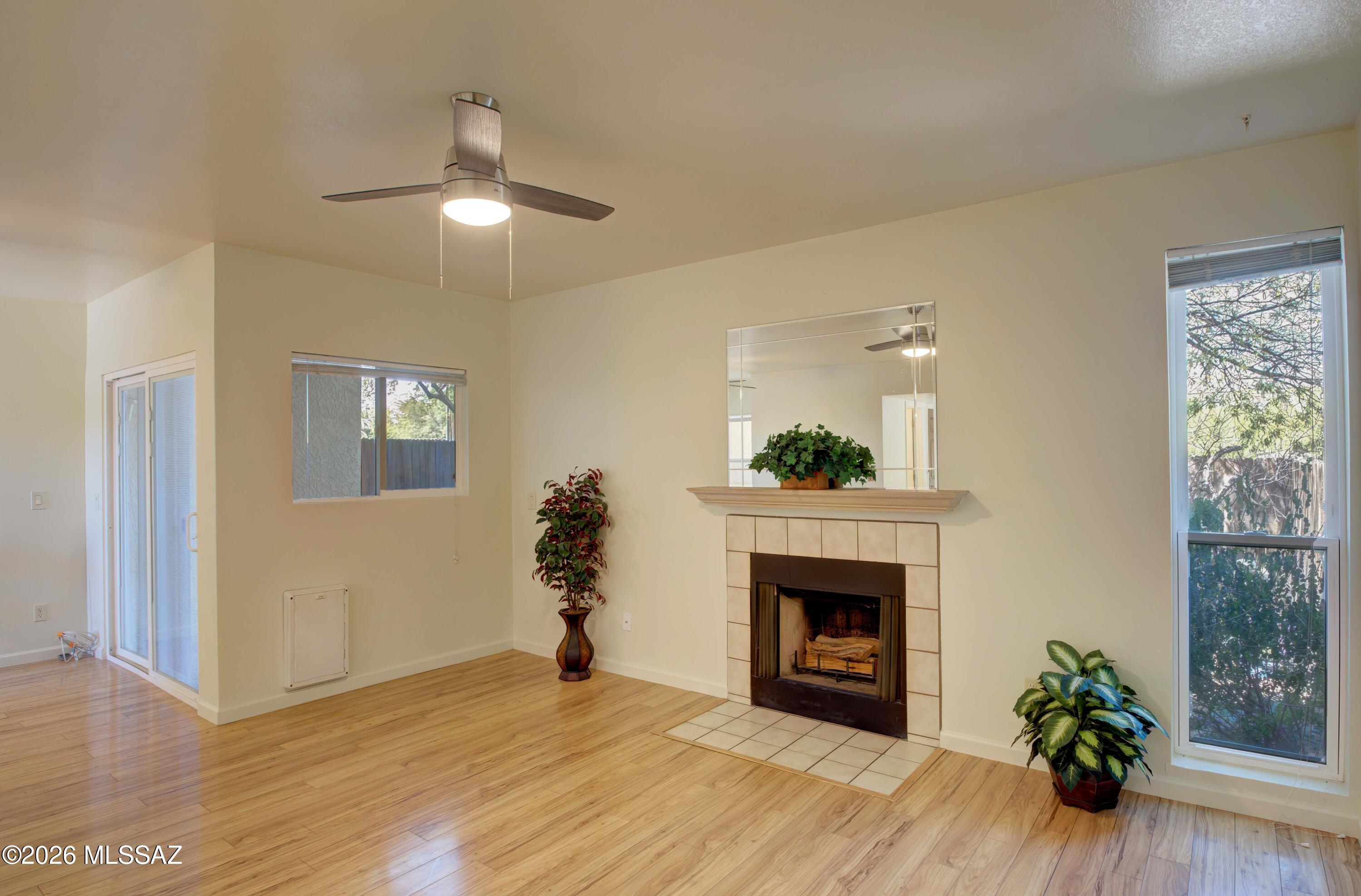 947 N Camino Seco