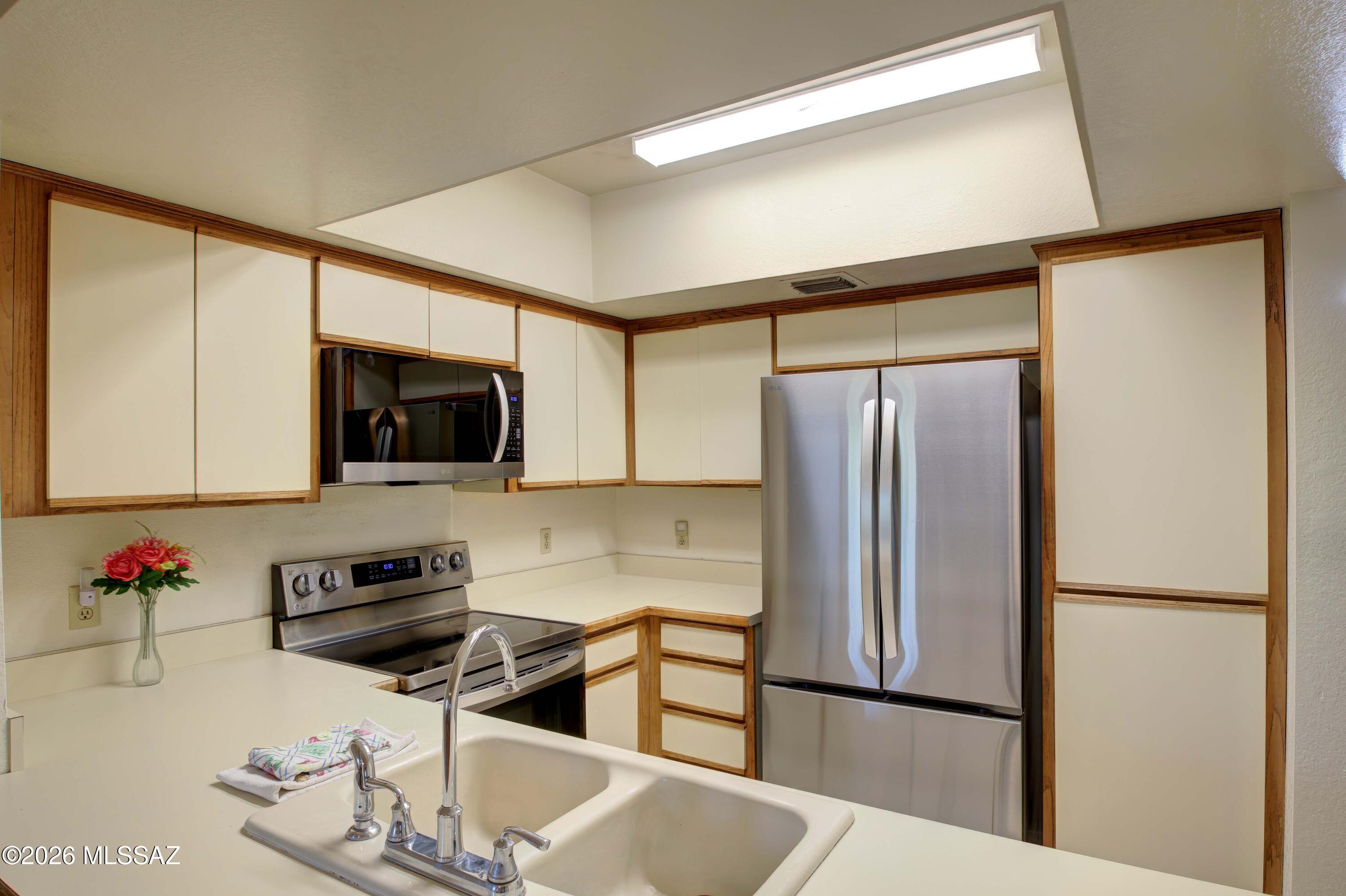 947 N Camino Seco