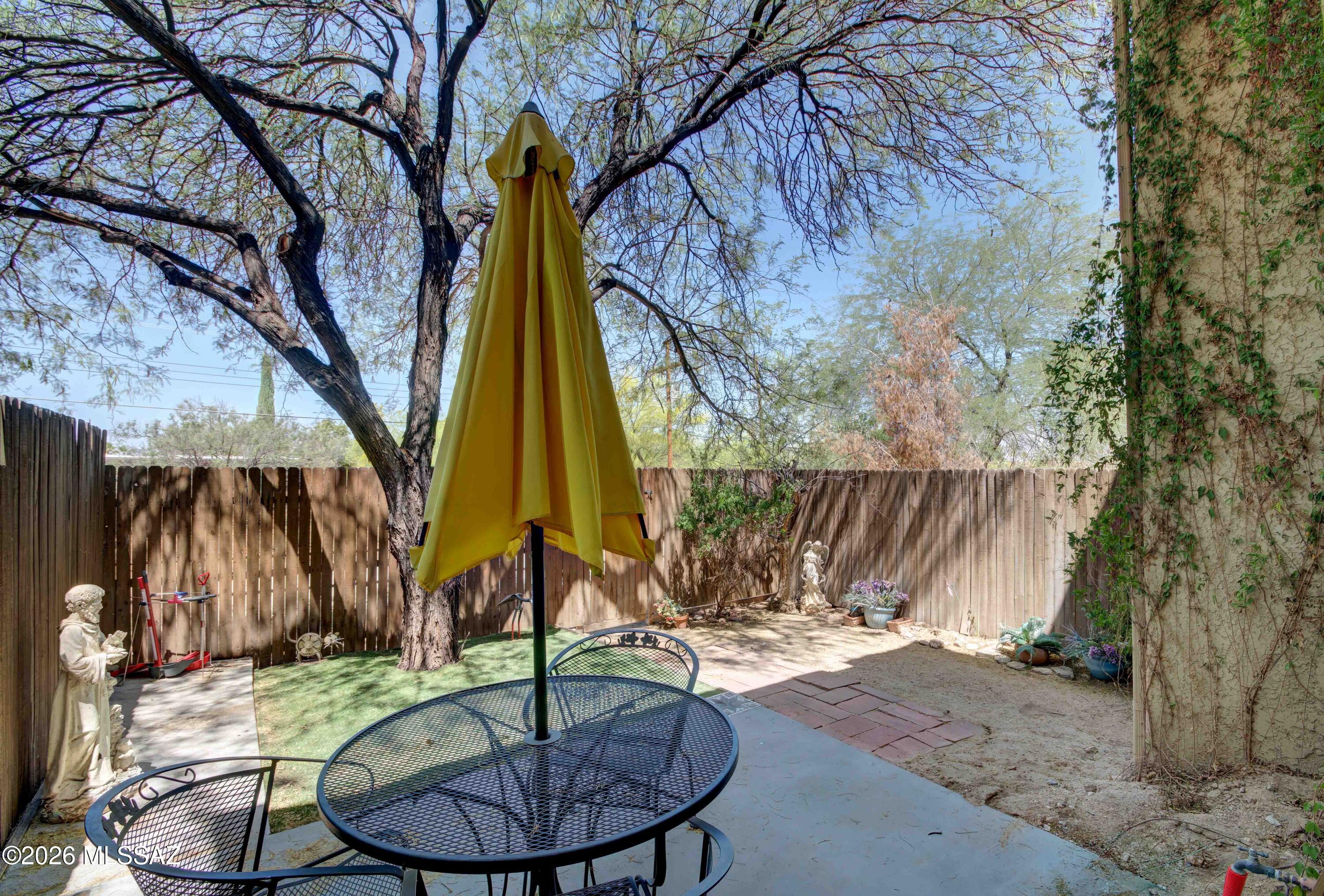 947 N Camino Seco