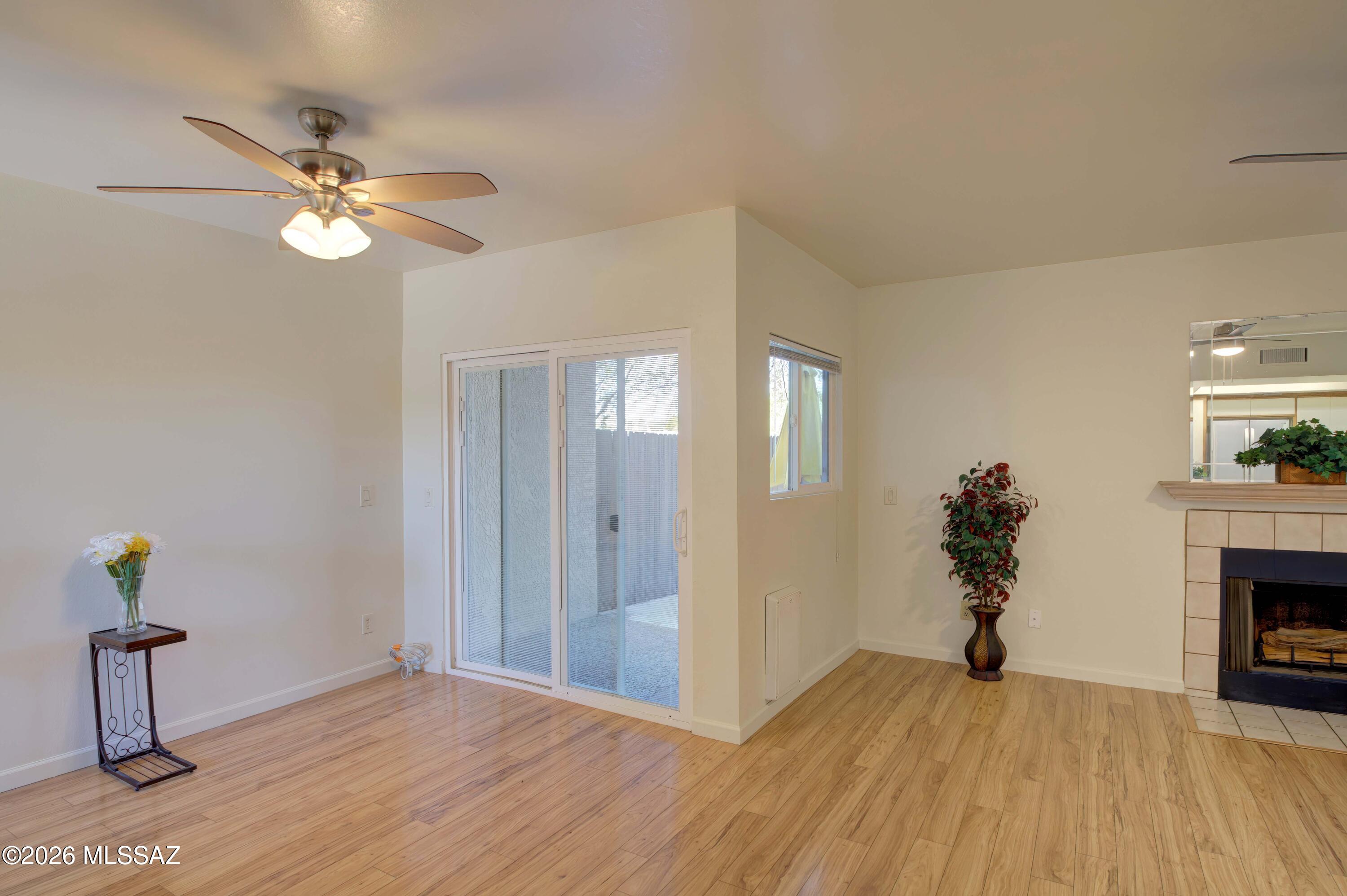 947 N Camino Seco