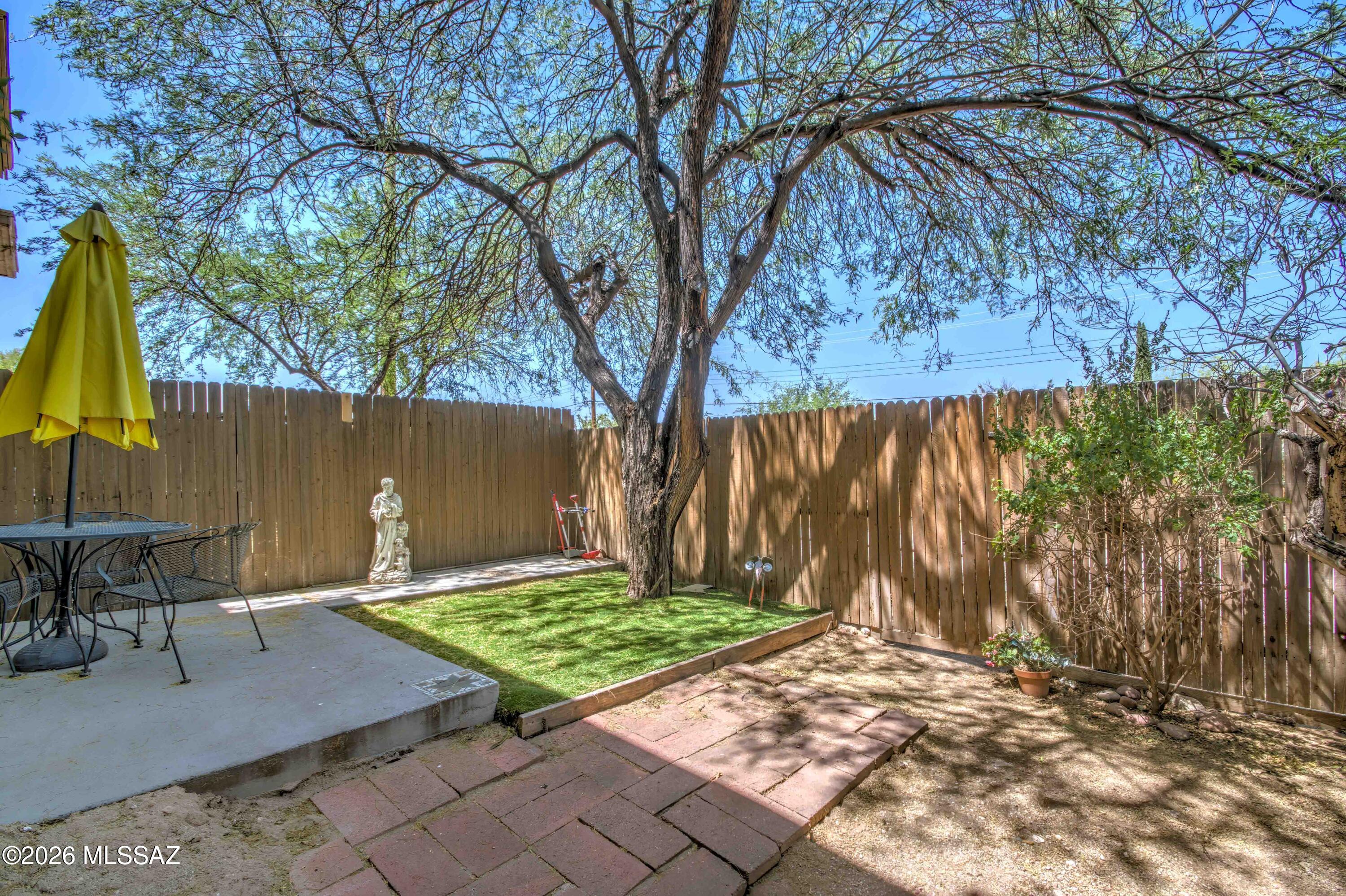 947 N Camino Seco