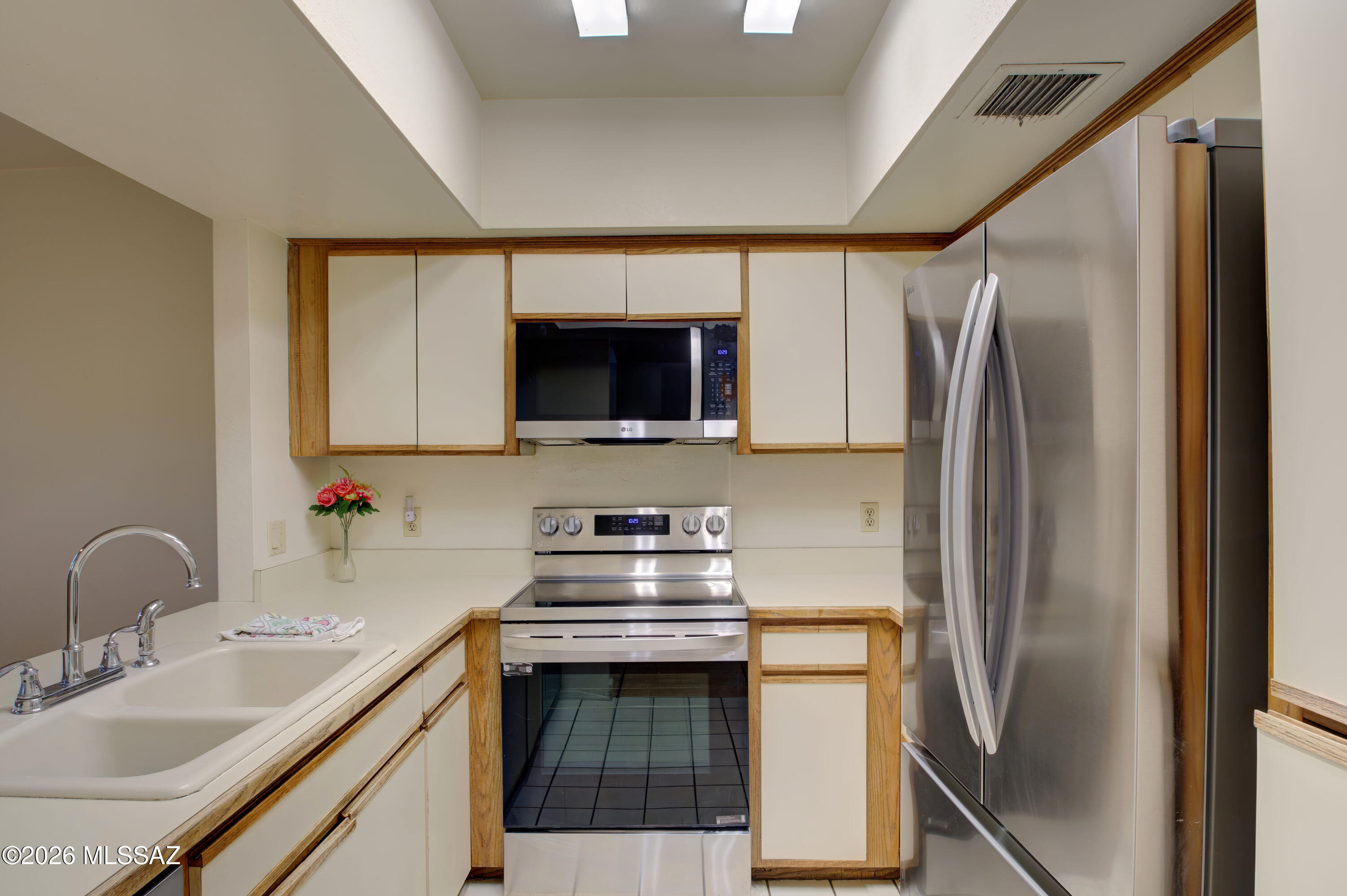 947 N Camino Seco