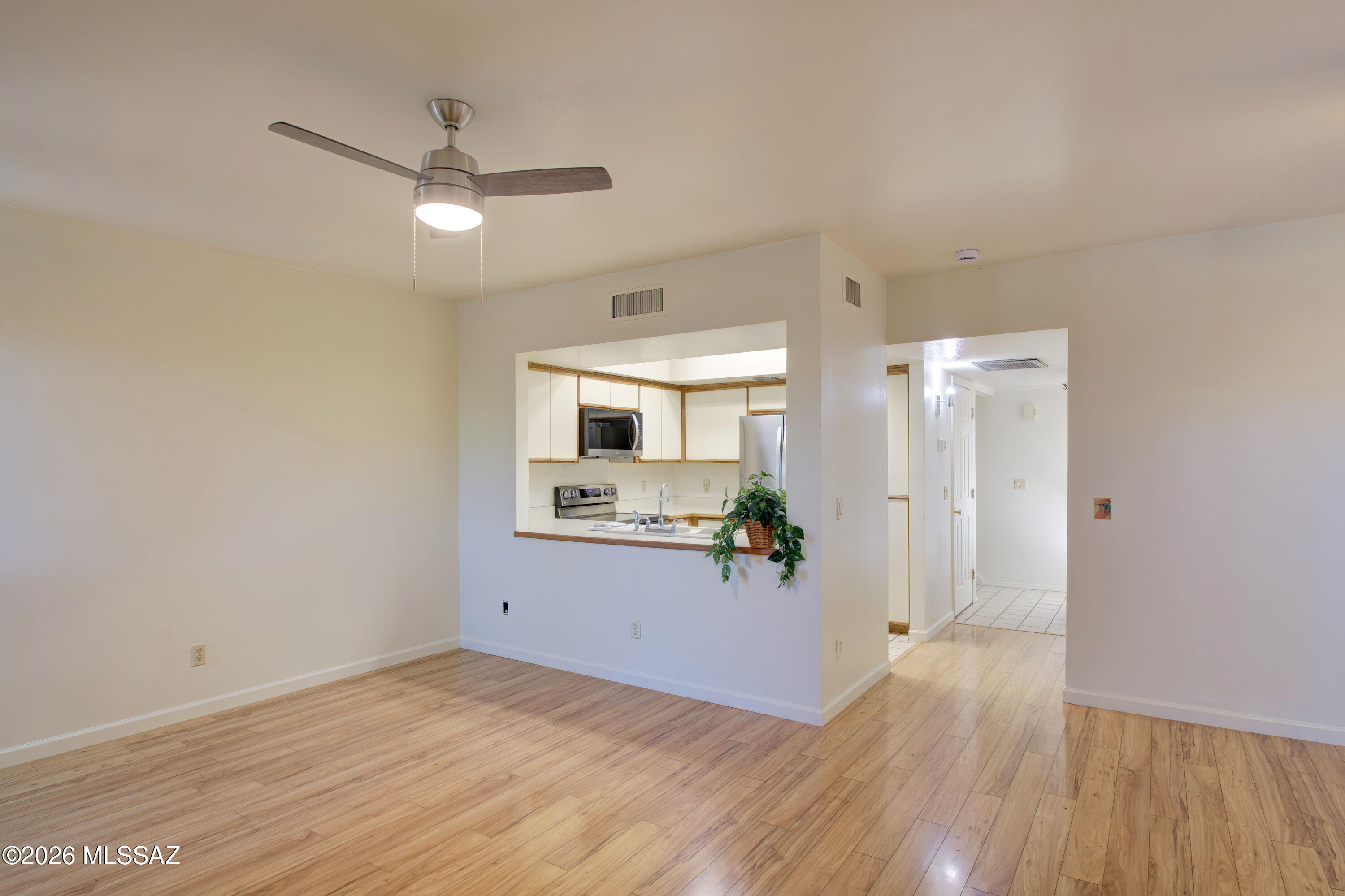 947 N Camino Seco