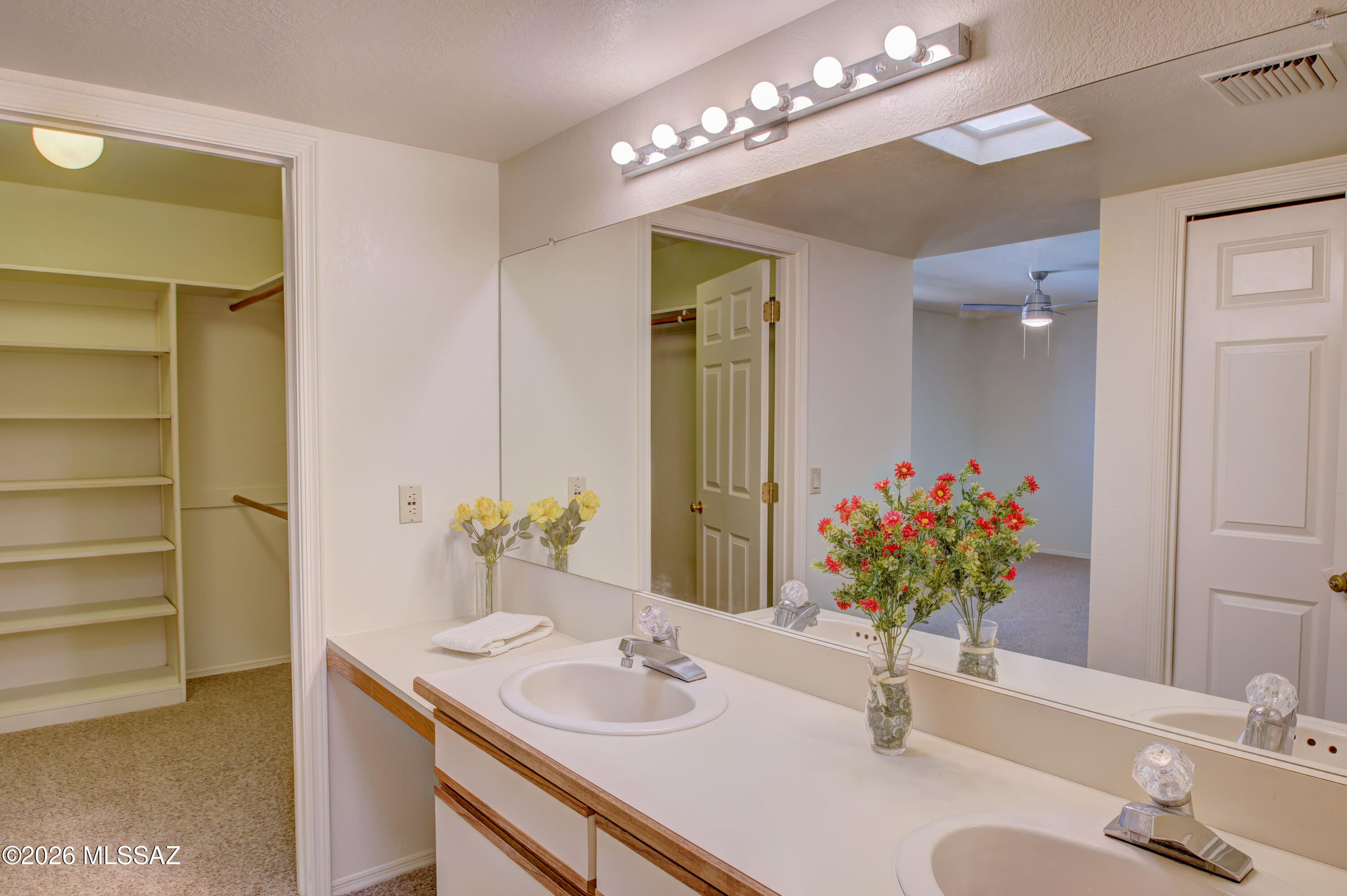 947 N Camino Seco