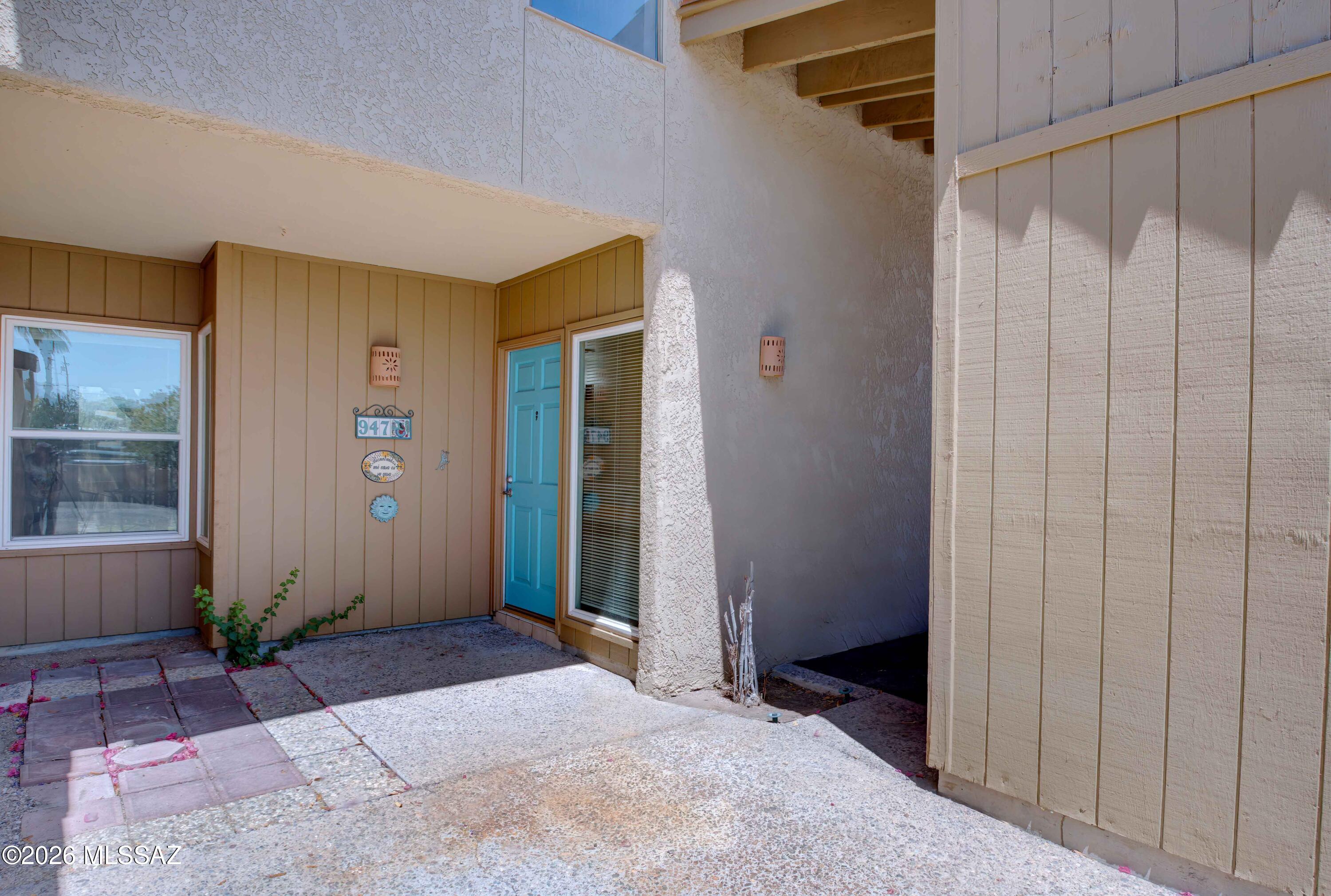 947 N Camino Seco