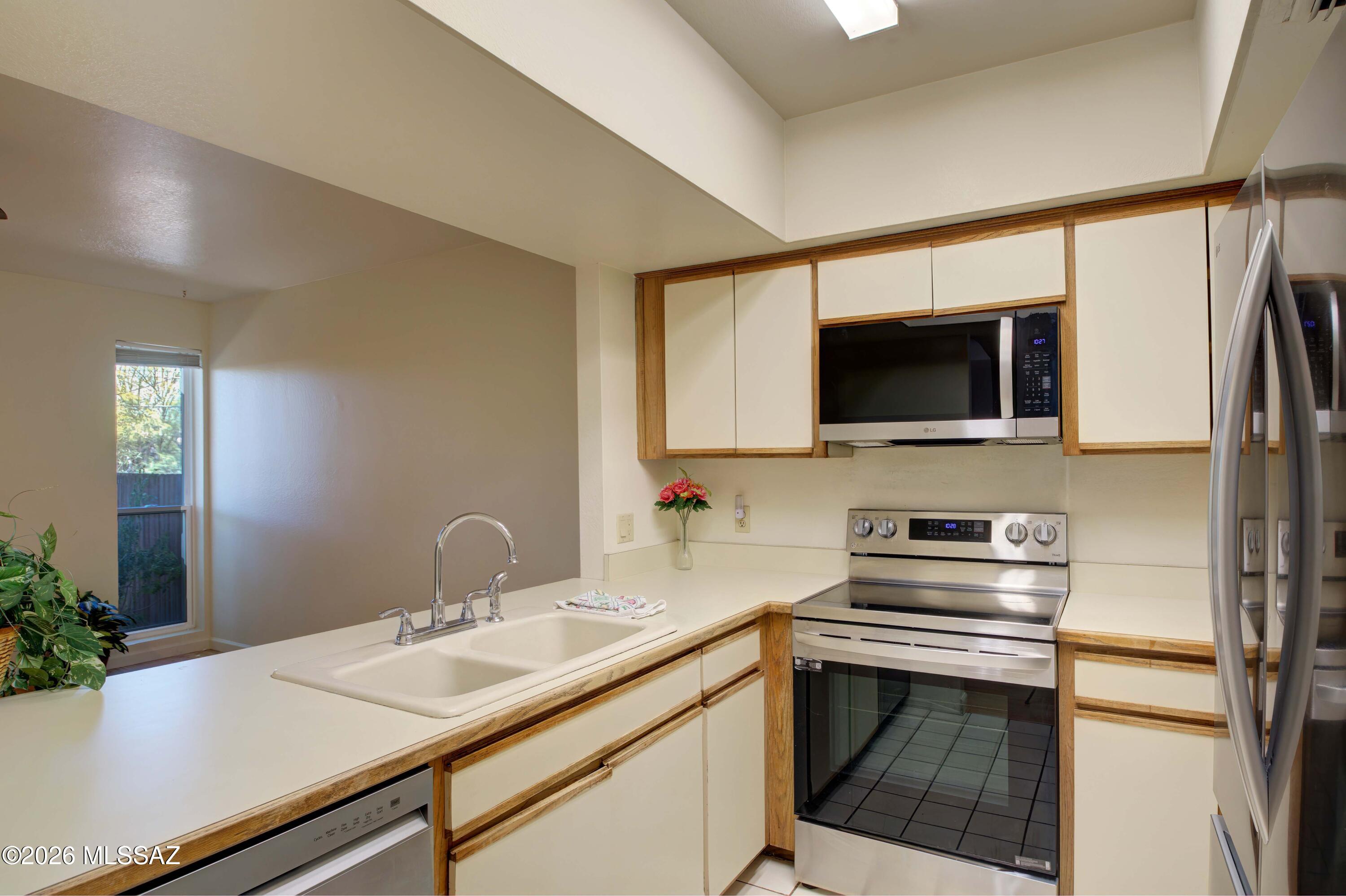 947 N Camino Seco