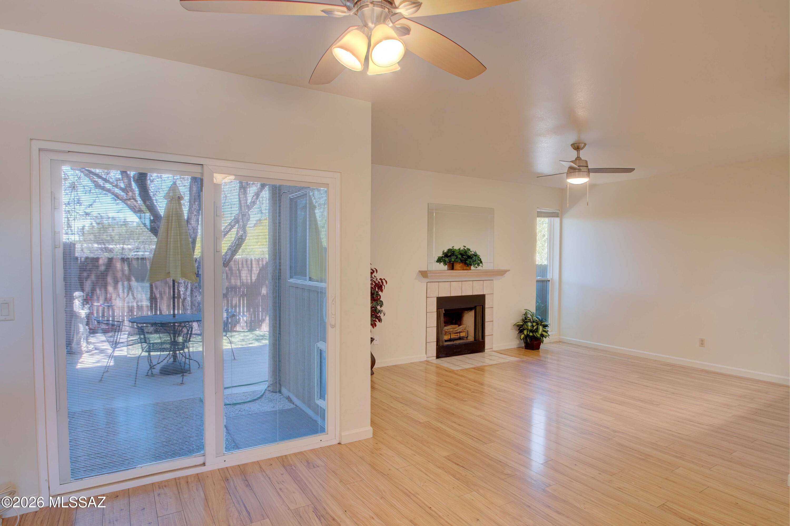 947 N Camino Seco