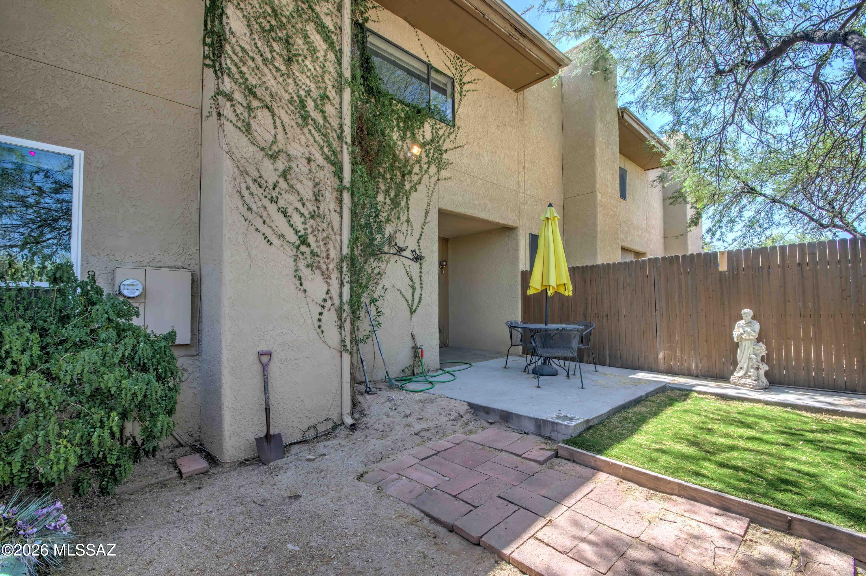 947 N Camino Seco