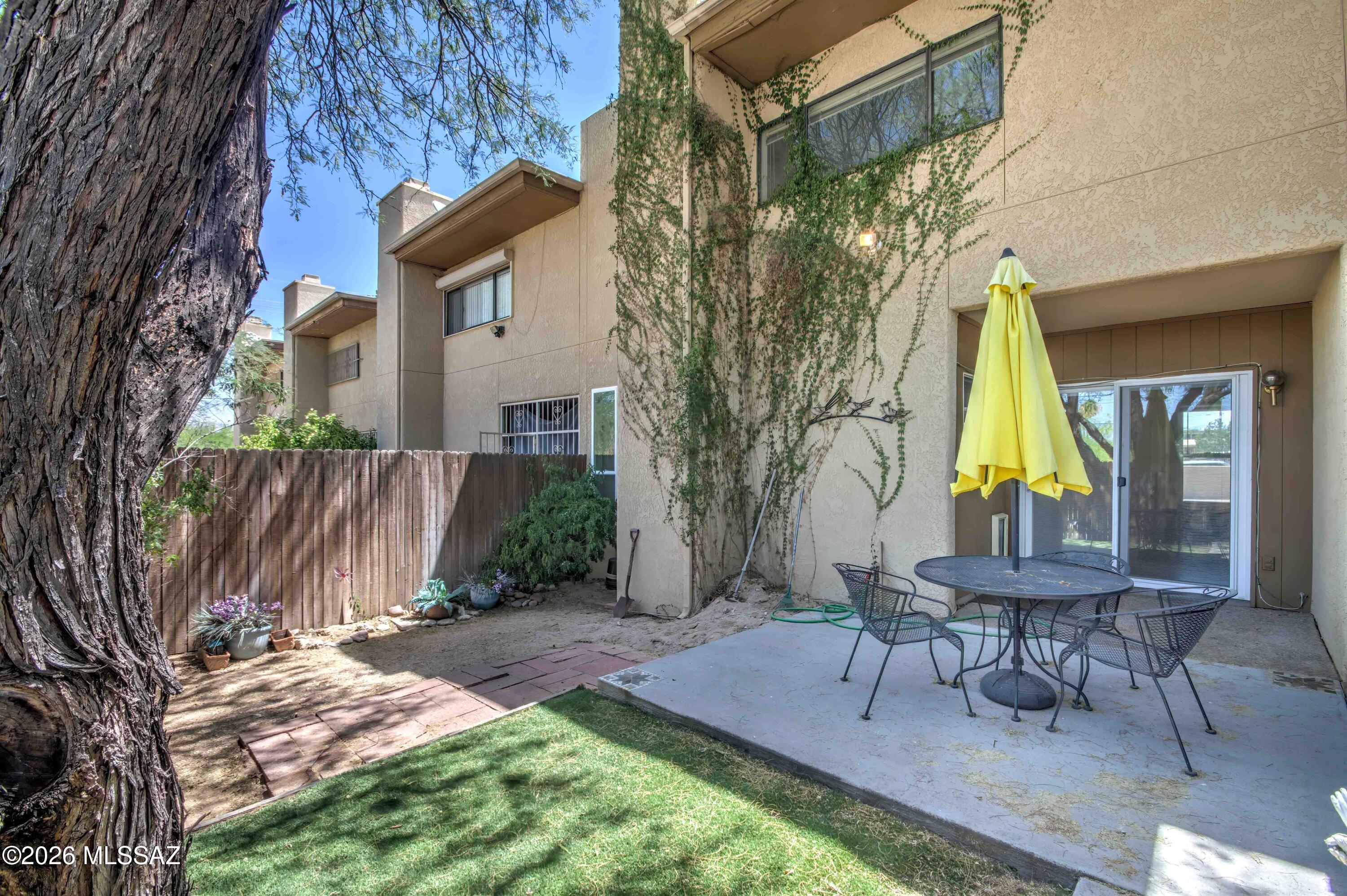 947 N Camino Seco