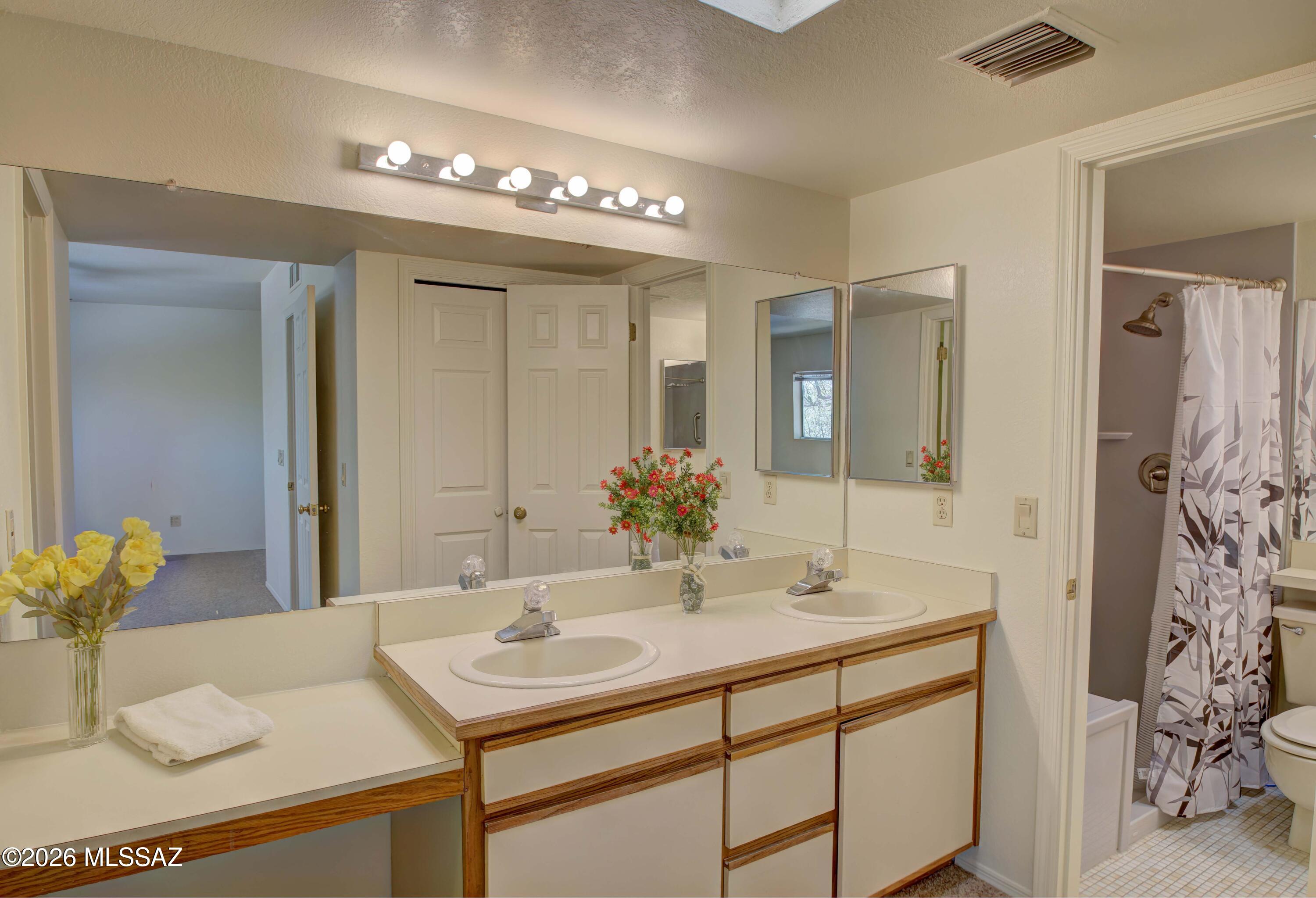 947 N Camino Seco