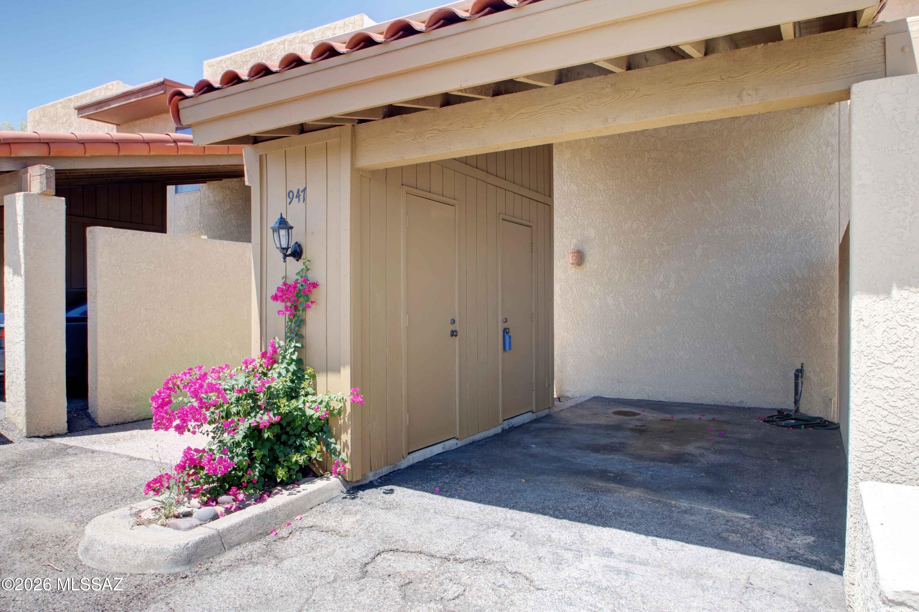 947 N Camino Seco