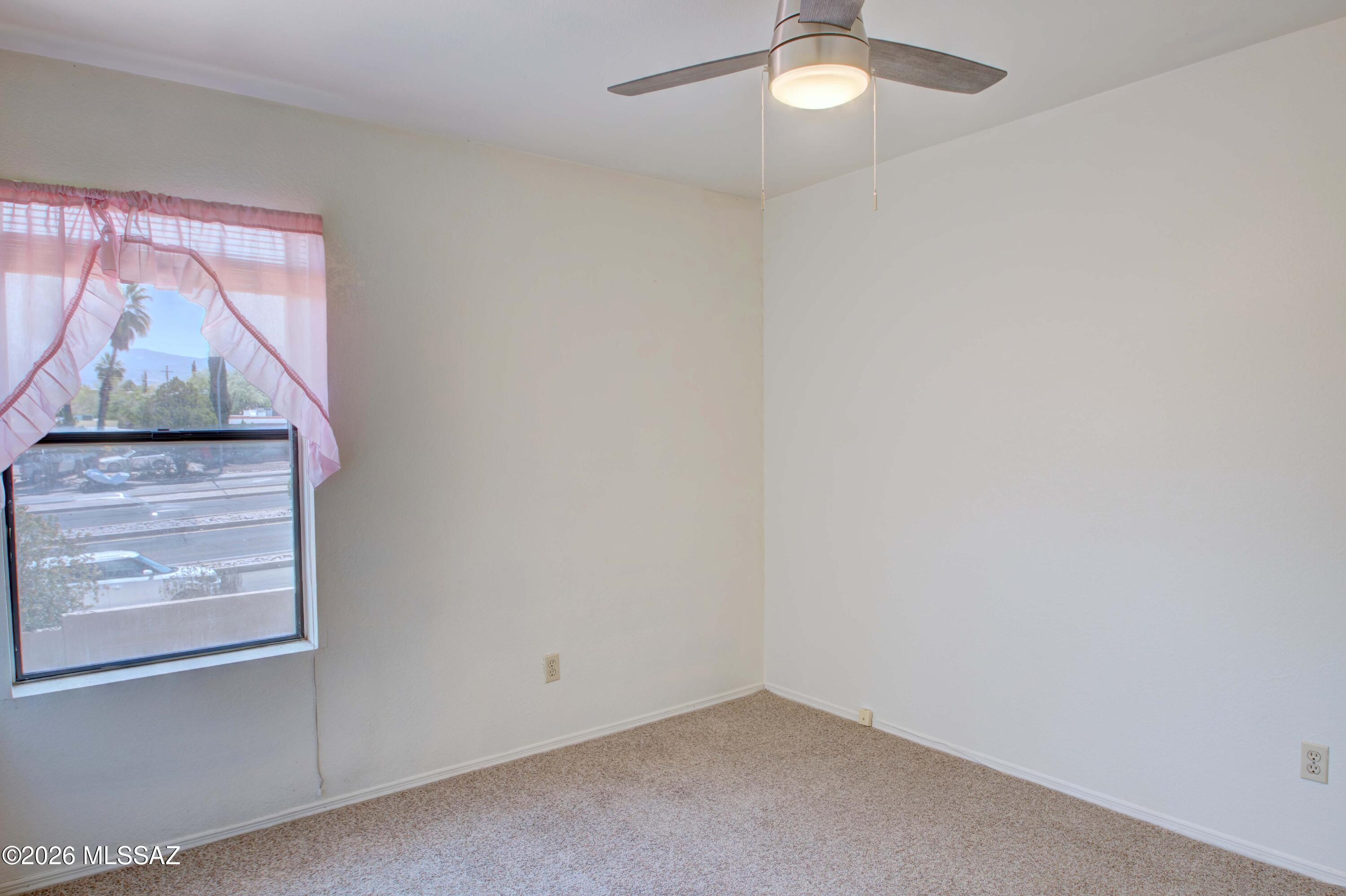 947 N Camino Seco