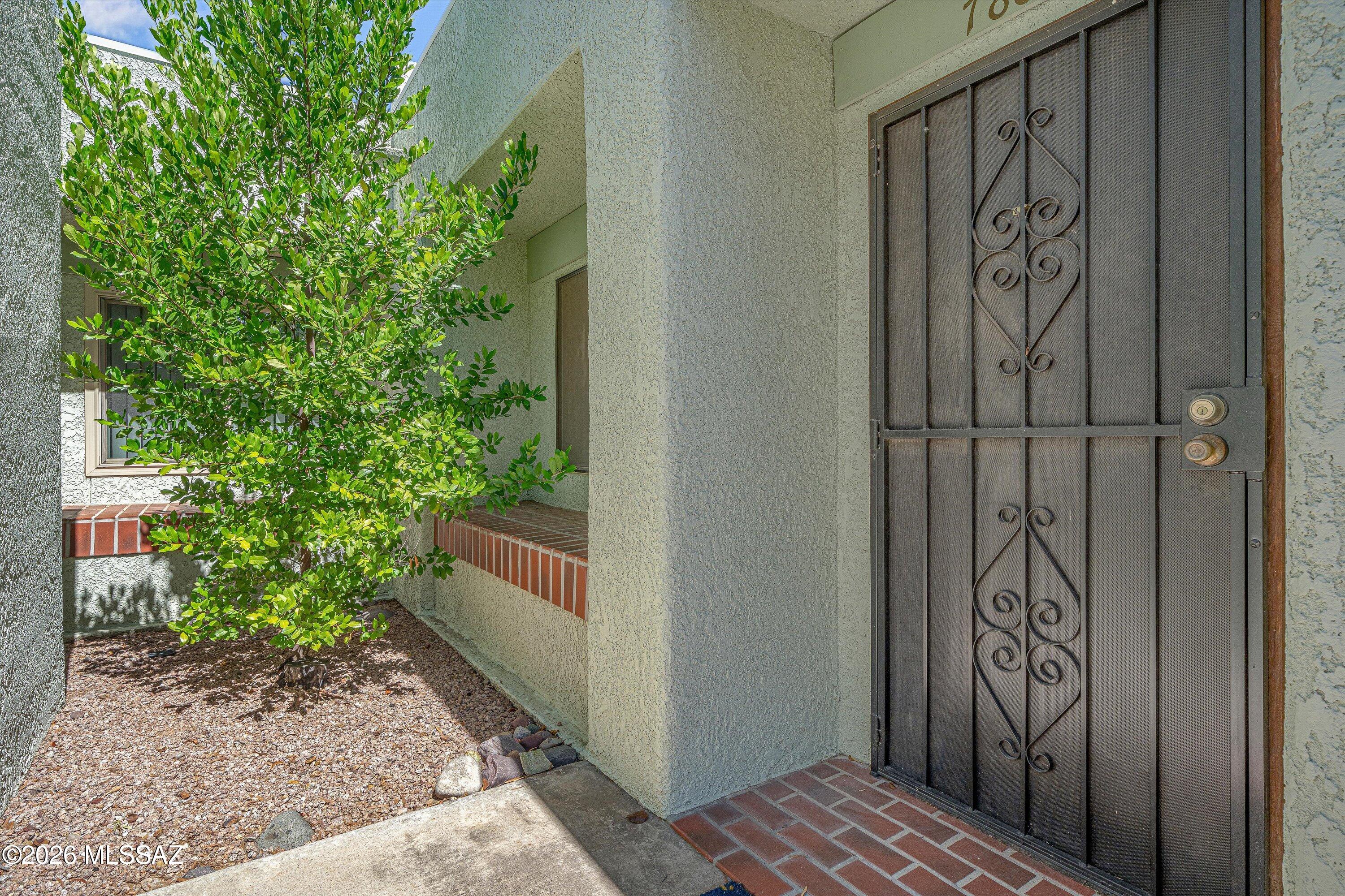7808 N La Cañada Drive