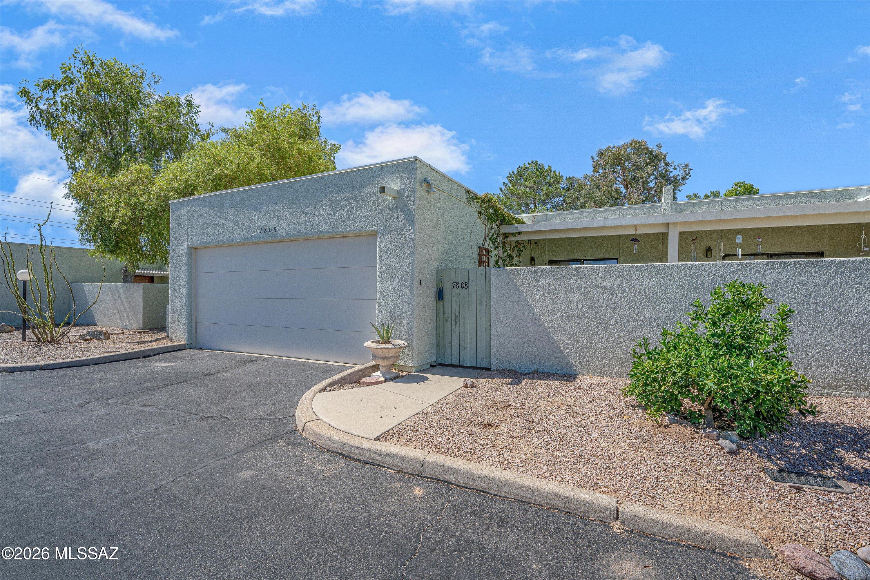 7808 N La Cañada Drive