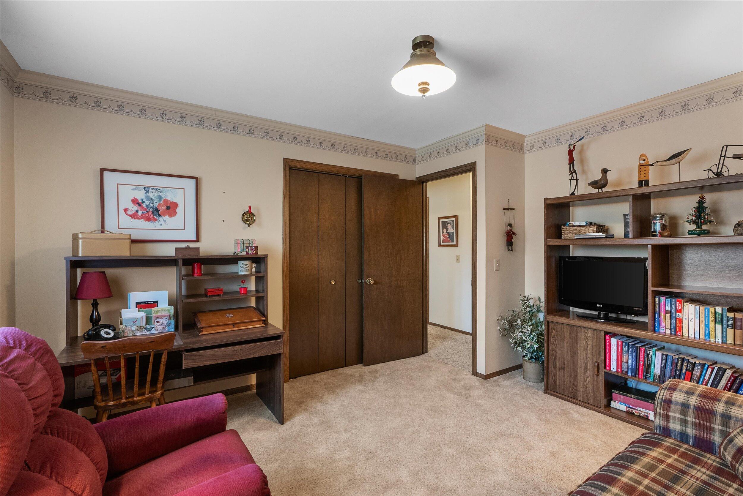 711 Tamarack Dr E