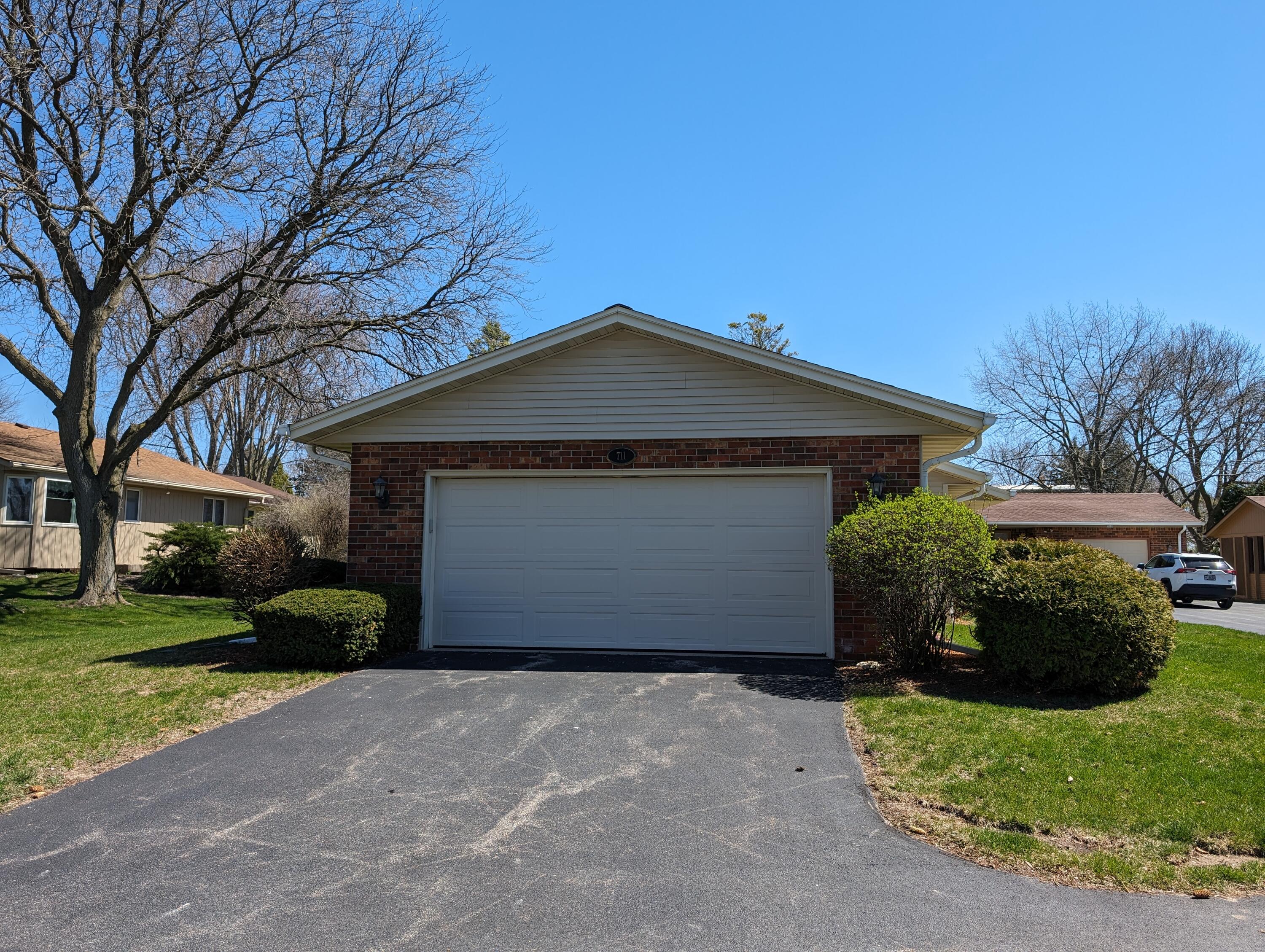 711 Tamarack Dr E