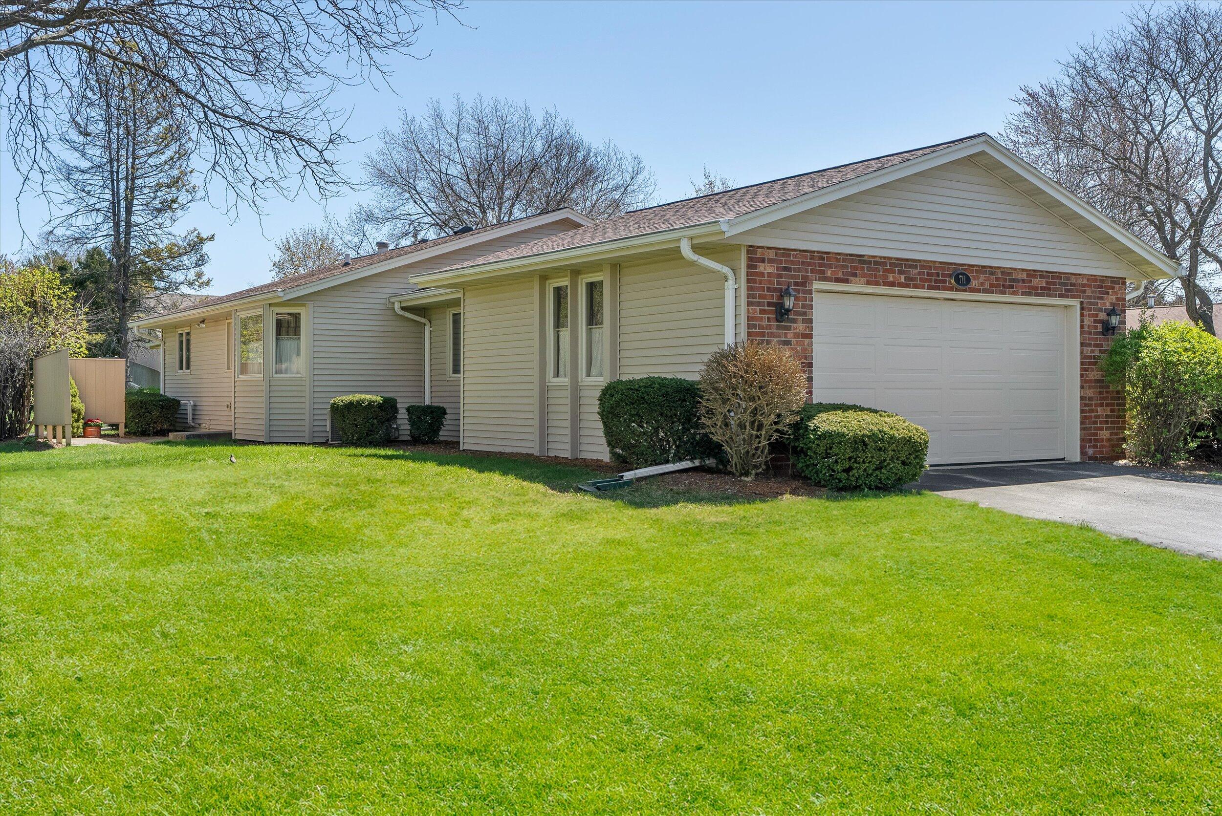 711 Tamarack Dr E