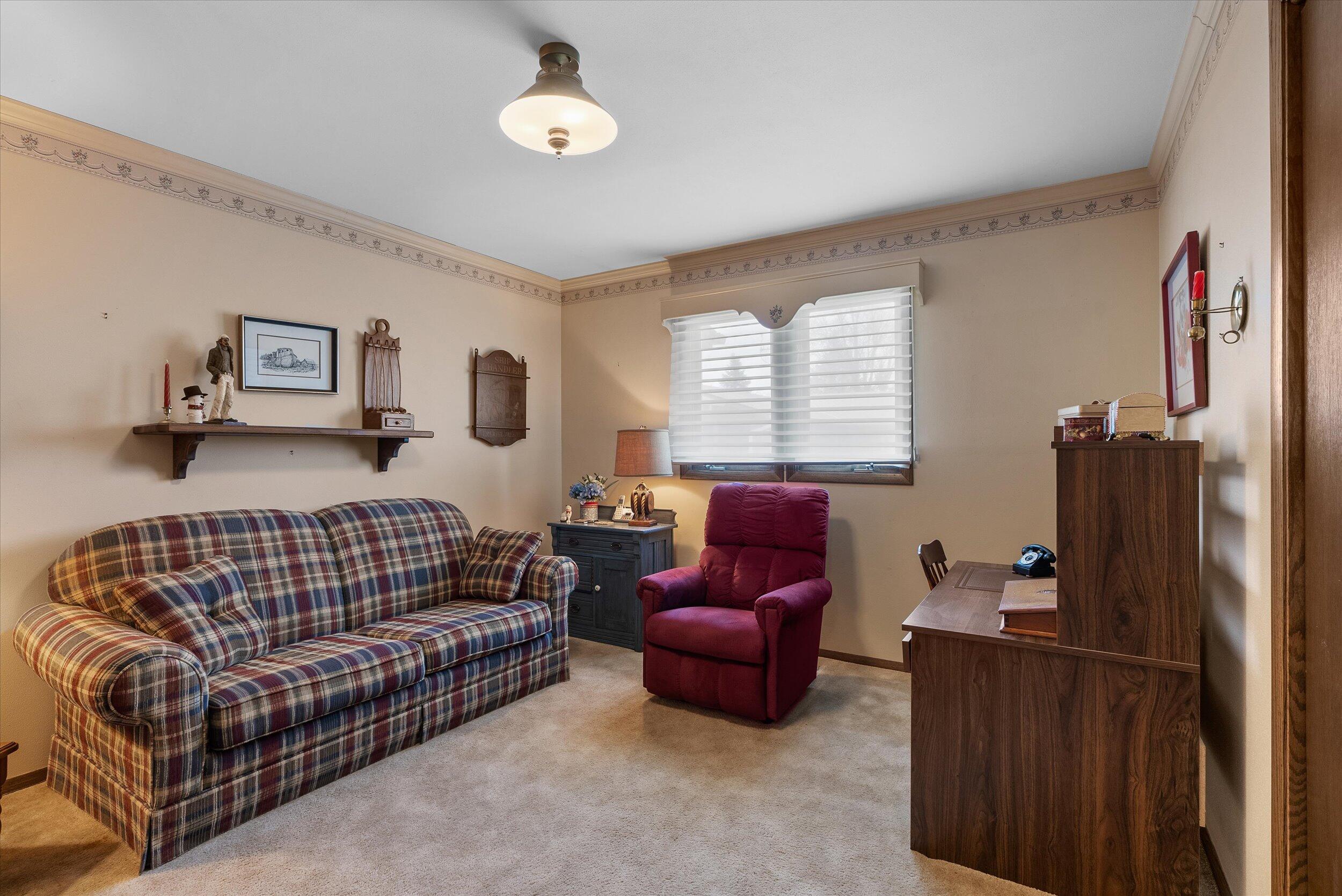 711 Tamarack Dr E