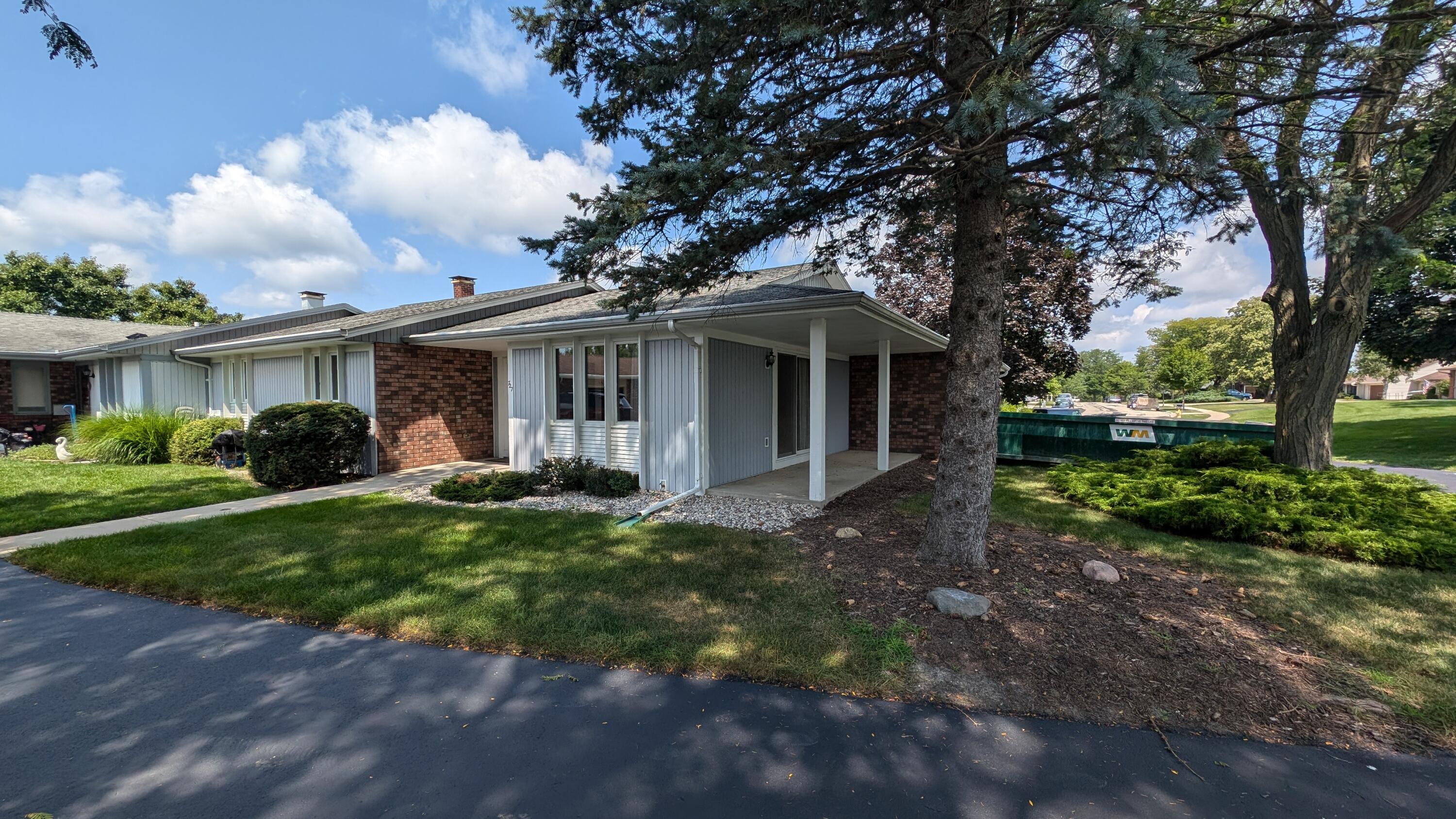 727 Tamarack Dr E