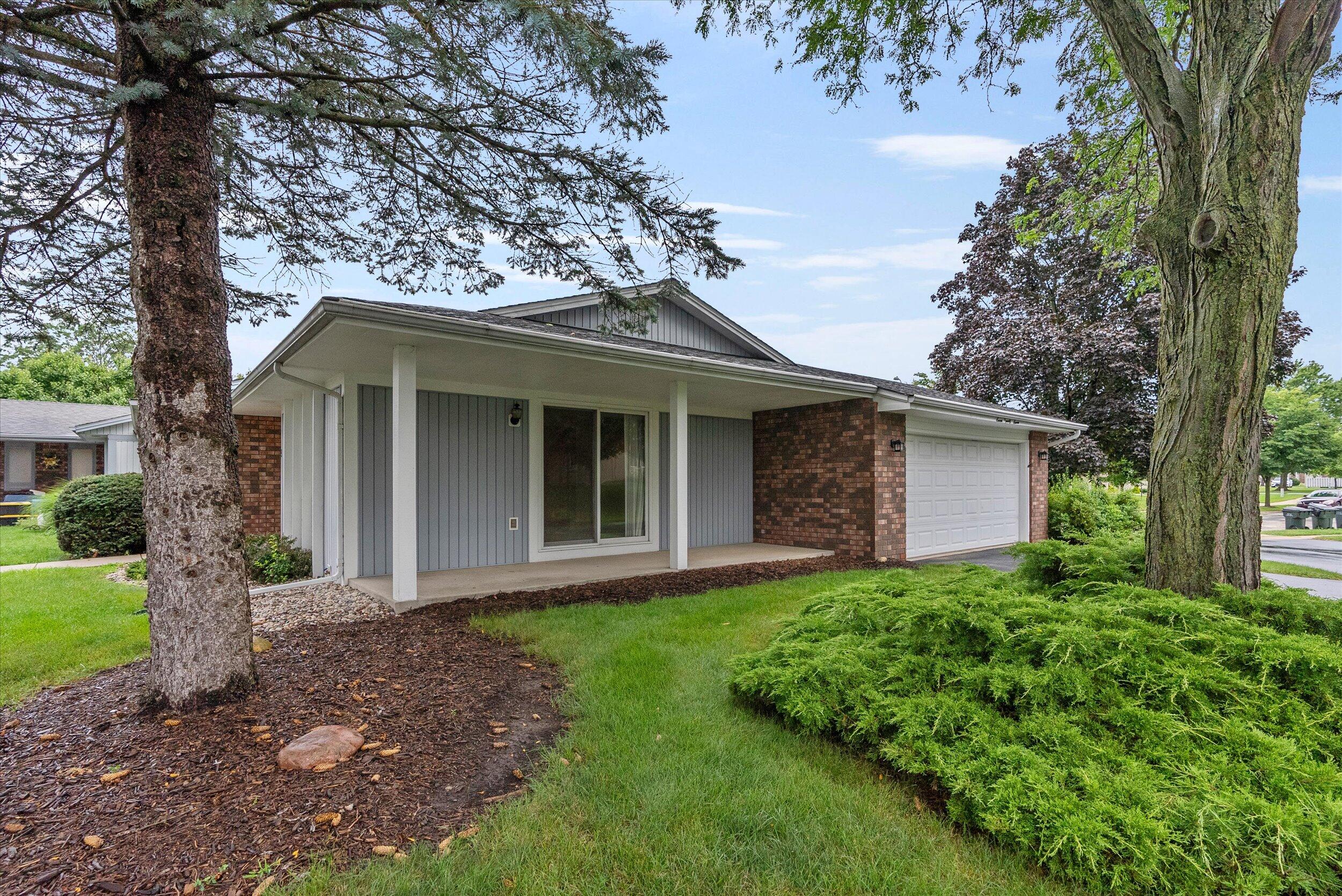 727 Tamarack Dr E