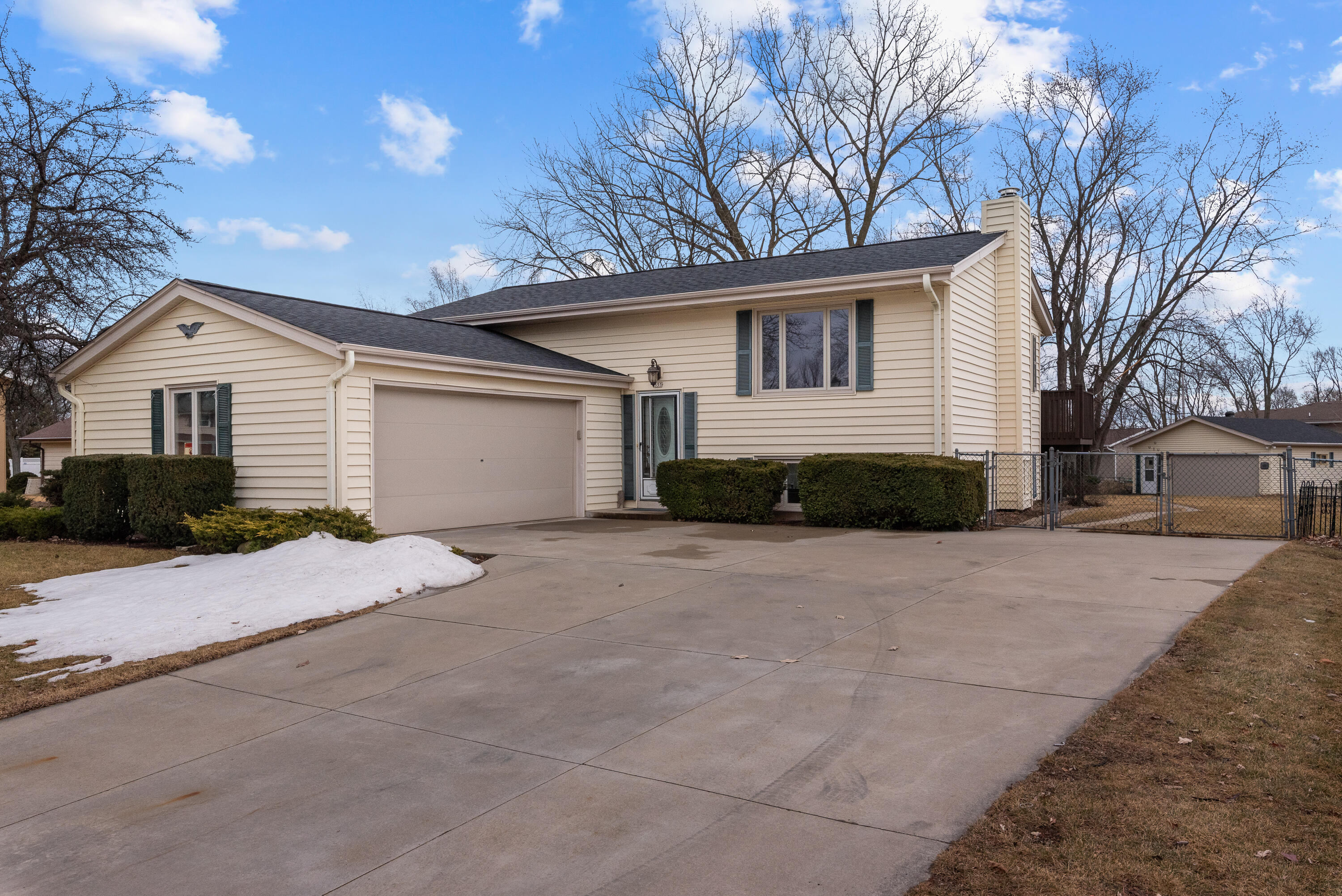 555 E Golden Ln