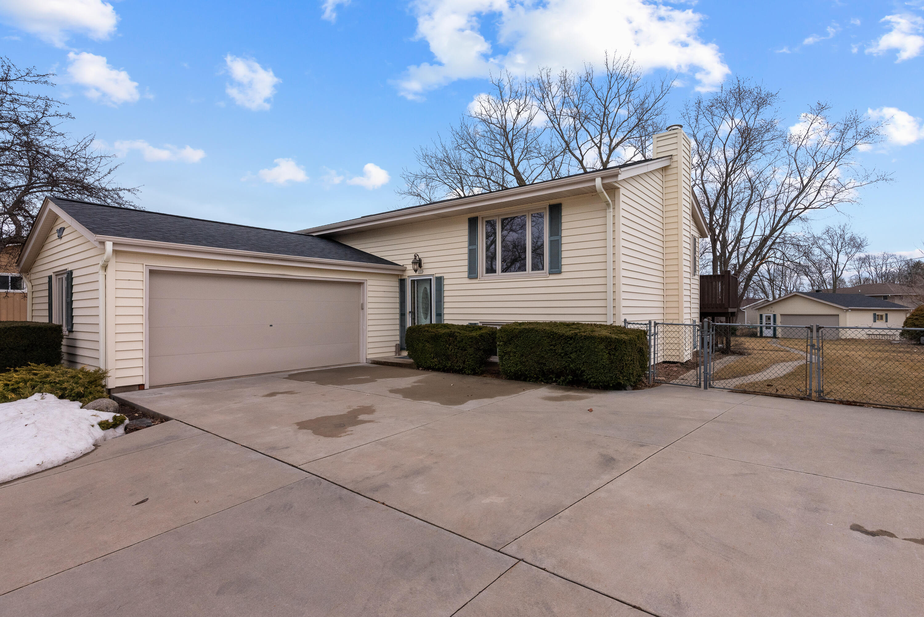555 E Golden Ln