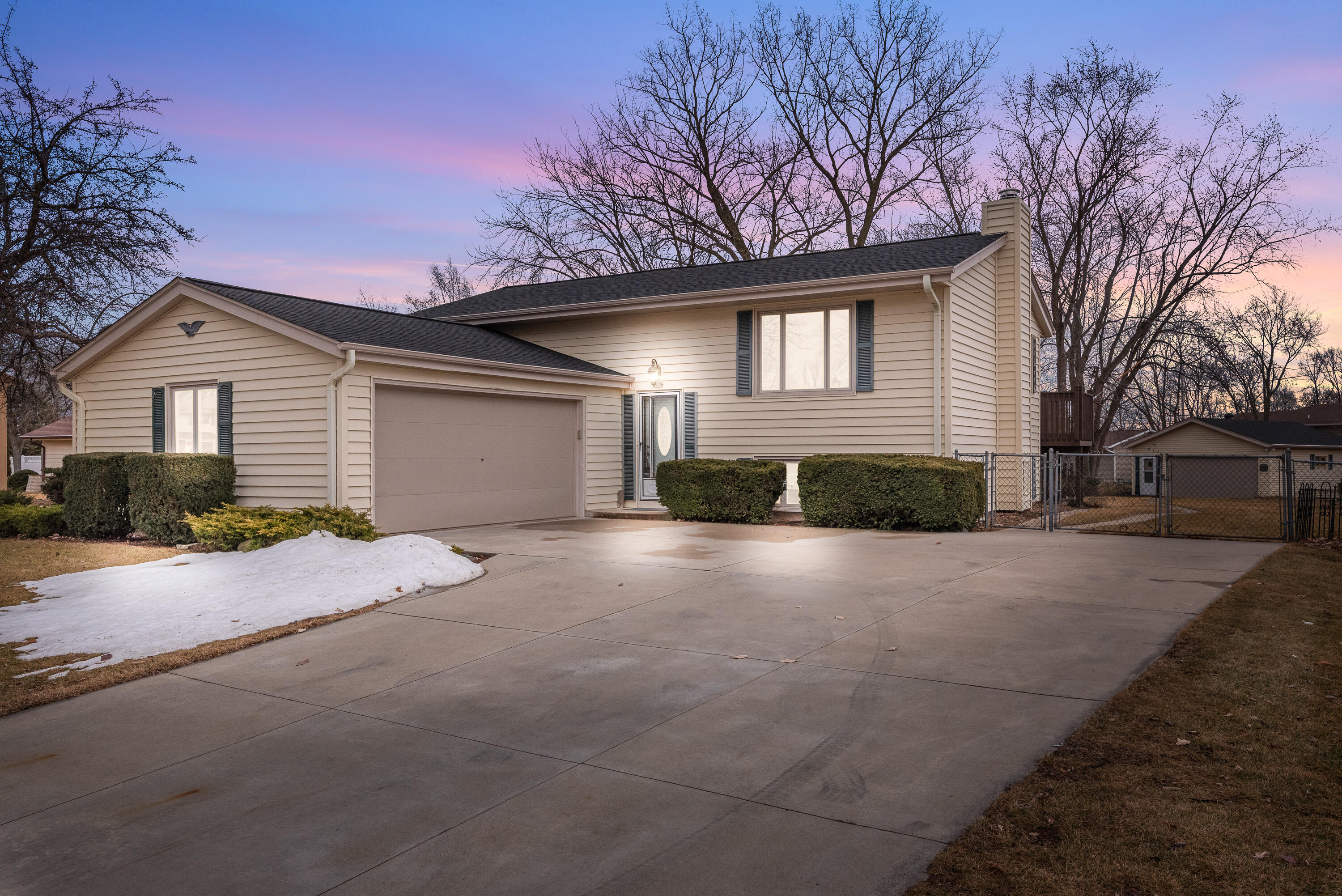 555 E Golden Ln