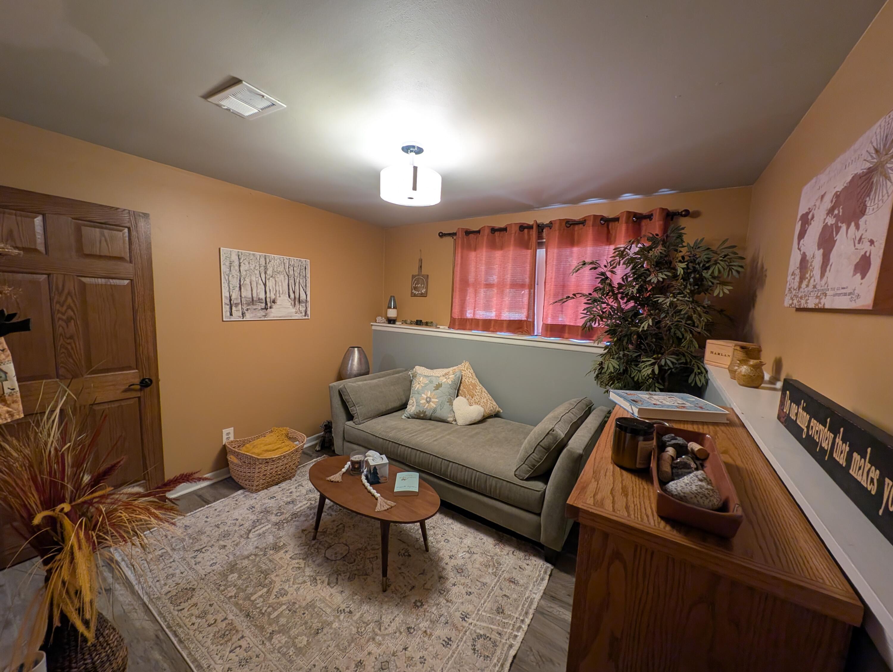 607 Tamarack Dr W