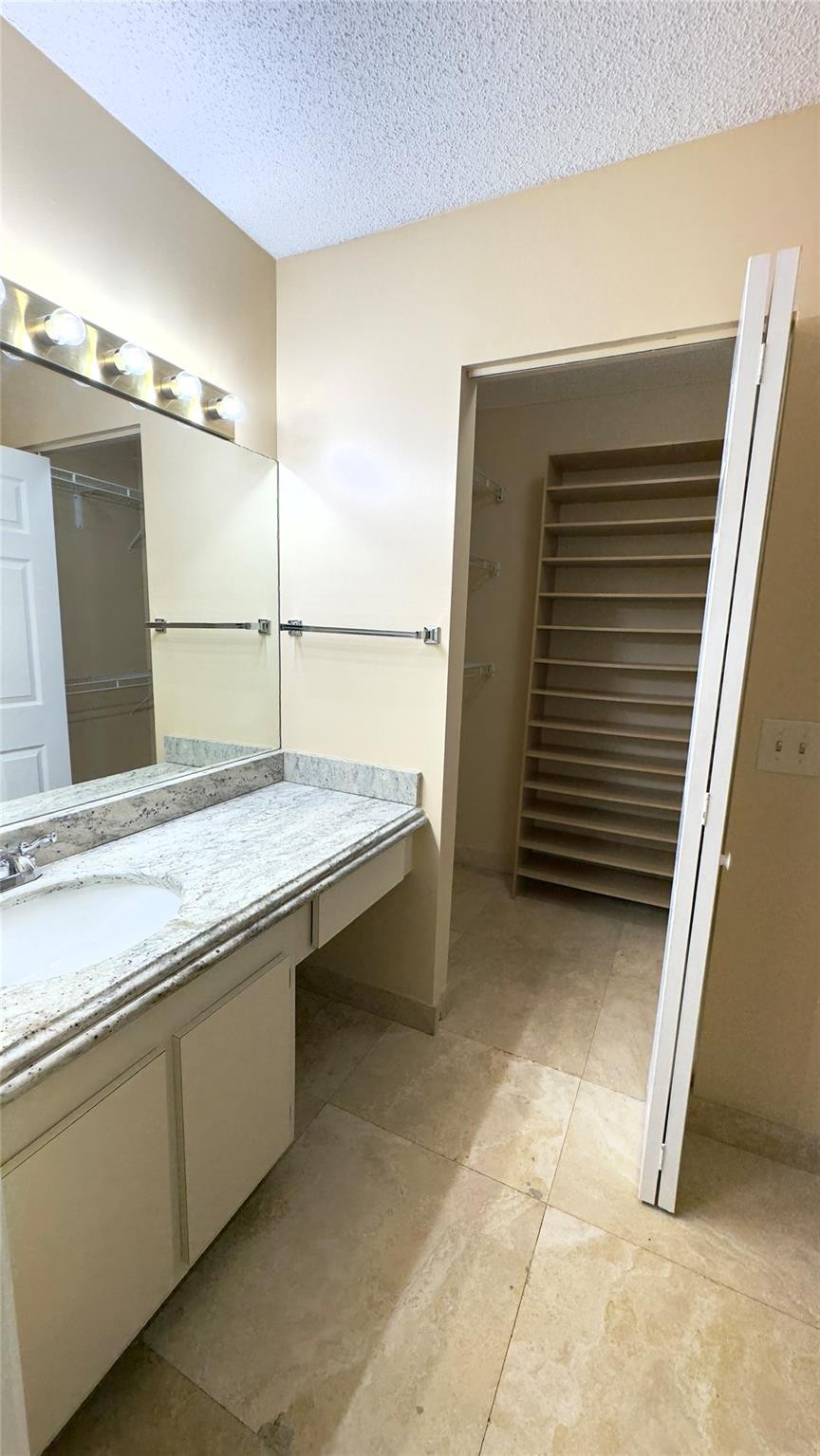 2126 W Discovery Cir