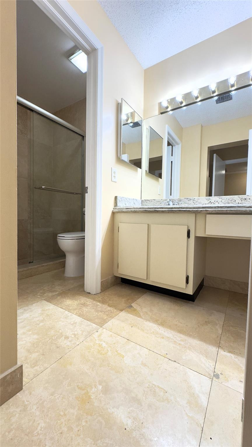 2126 W Discovery Cir