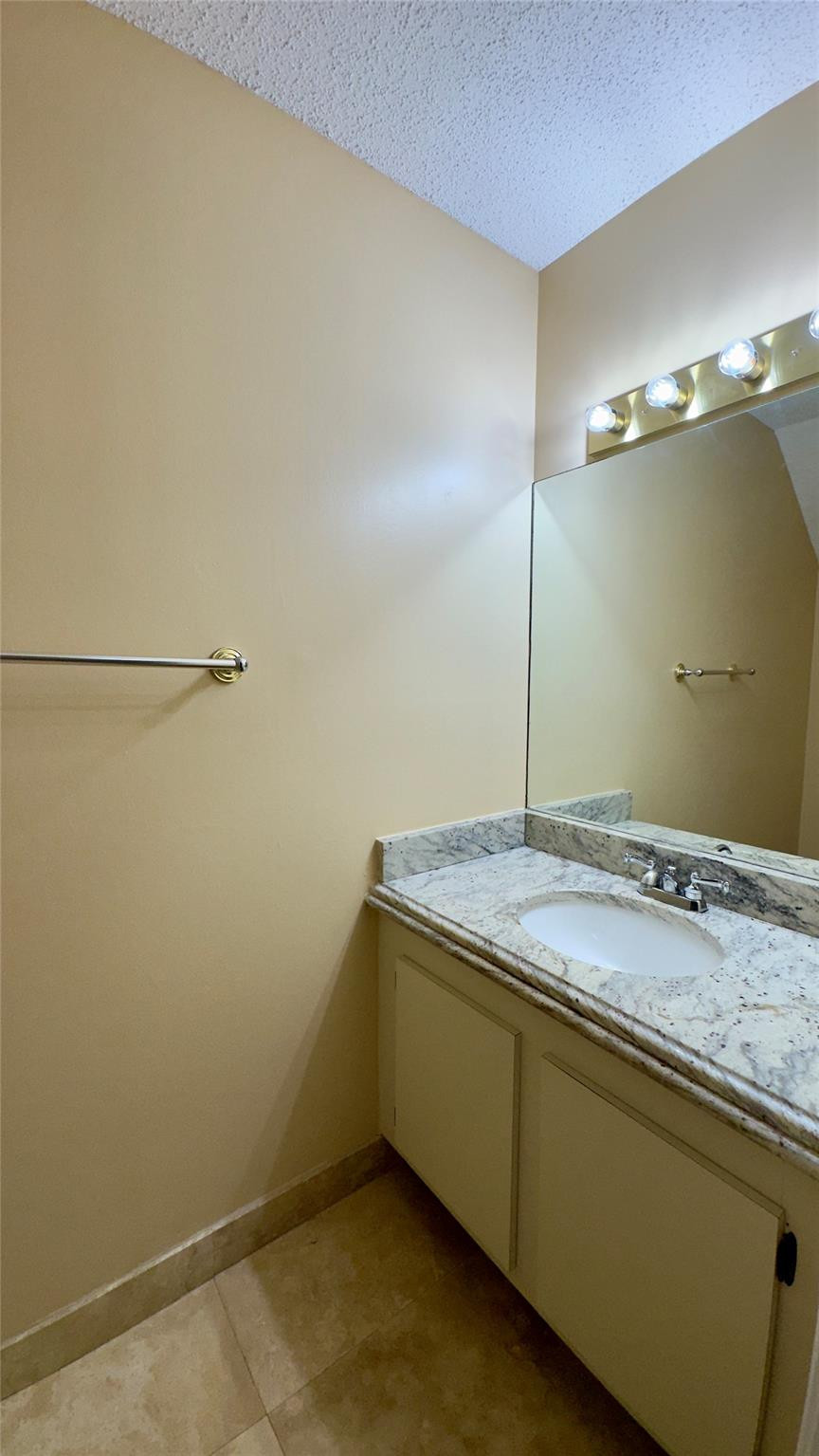 2126 W Discovery Cir