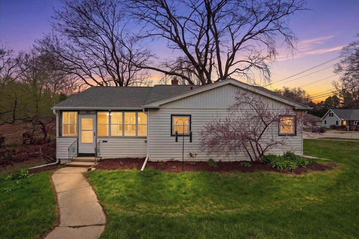 102 W Lakeview Avenue