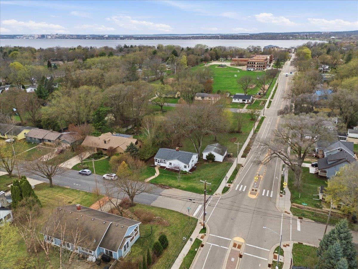 102 W Lakeview Avenue