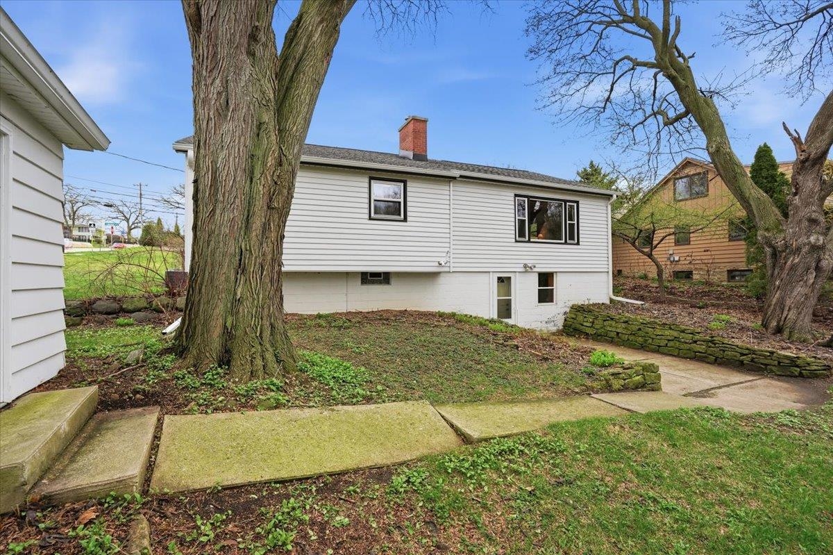 102 W Lakeview Avenue