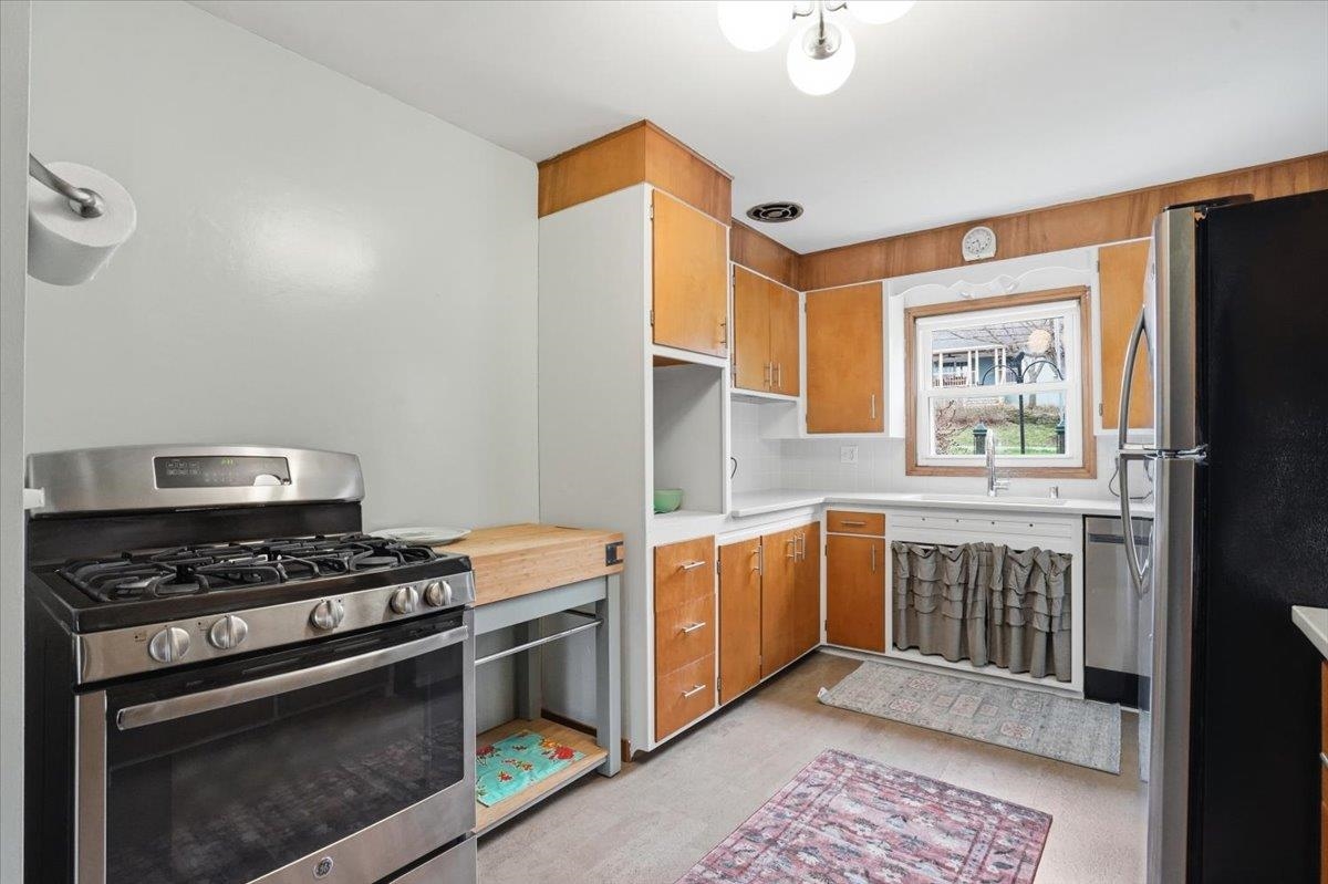 102 W Lakeview Avenue