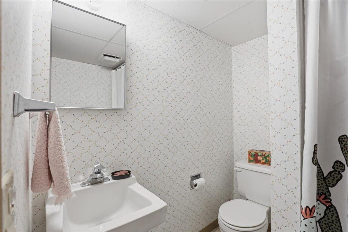 102 W Lakeview Avenue