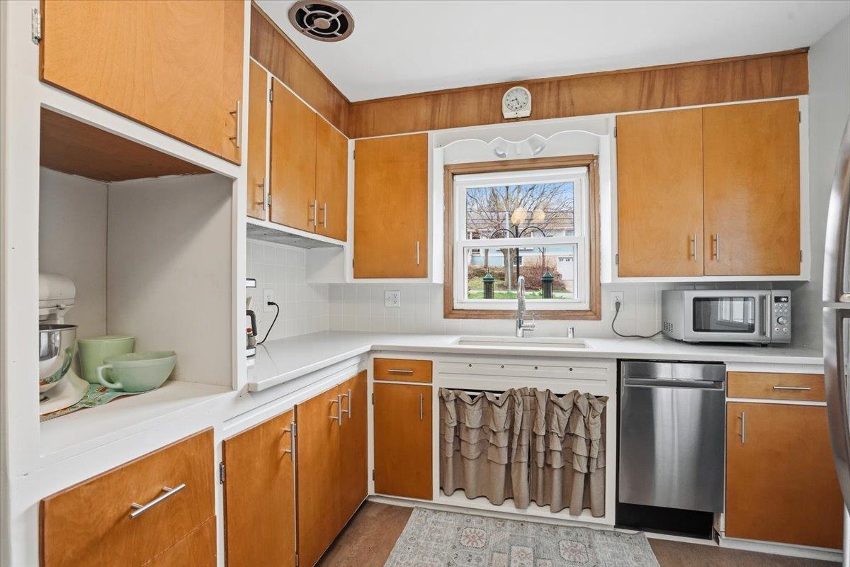 102 W Lakeview Avenue