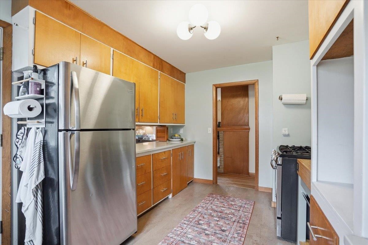 102 W Lakeview Avenue