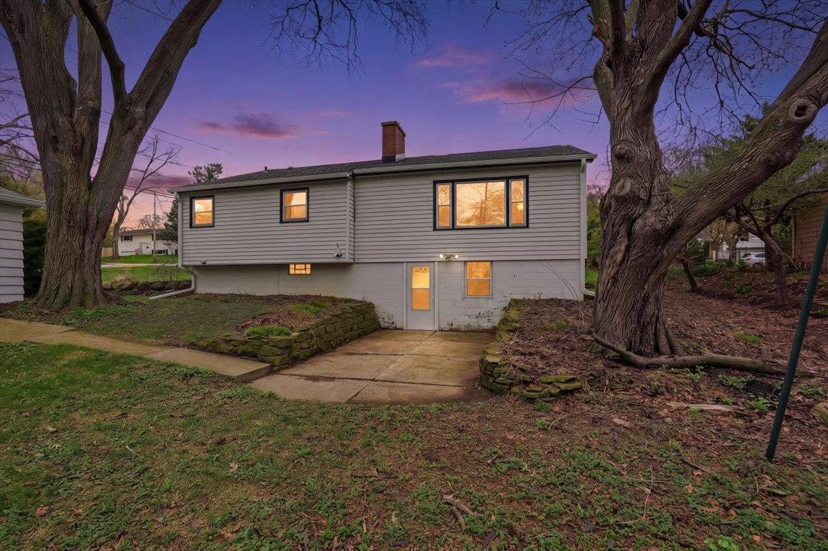 102 W Lakeview Avenue