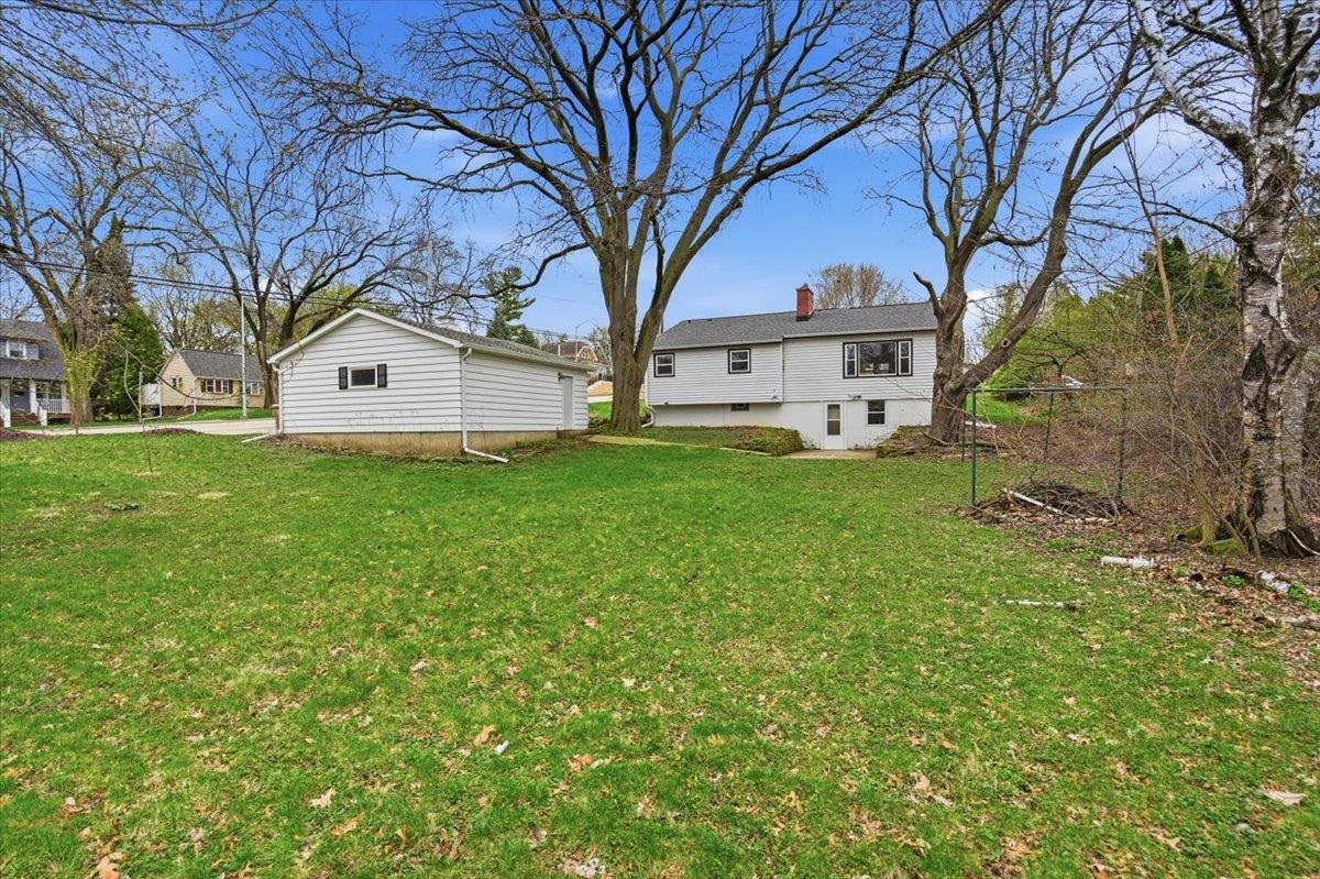 102 W Lakeview Avenue