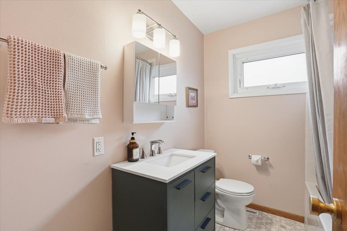 102 W Lakeview Avenue