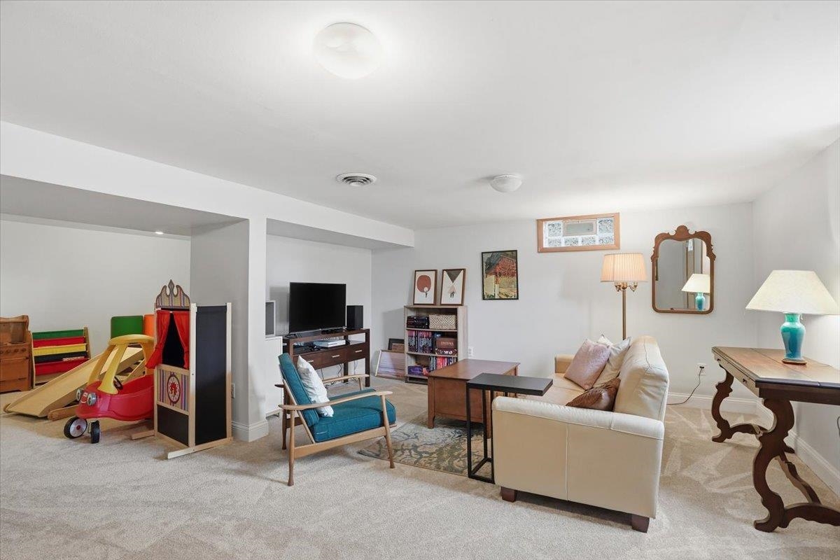 102 W Lakeview Avenue