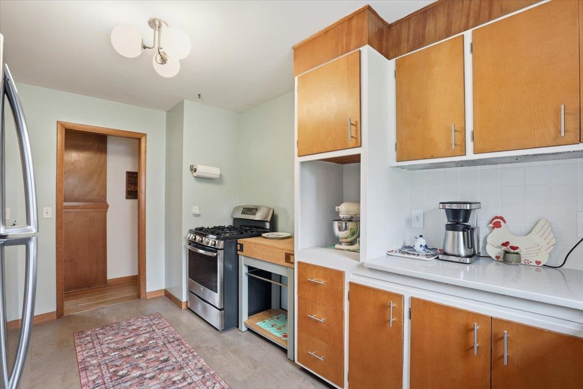 102 W Lakeview Avenue