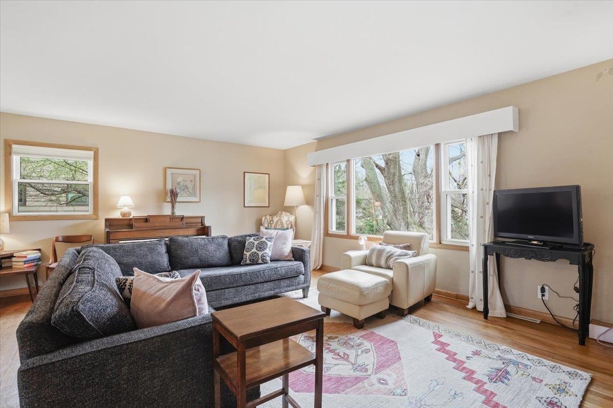 102 W Lakeview Avenue